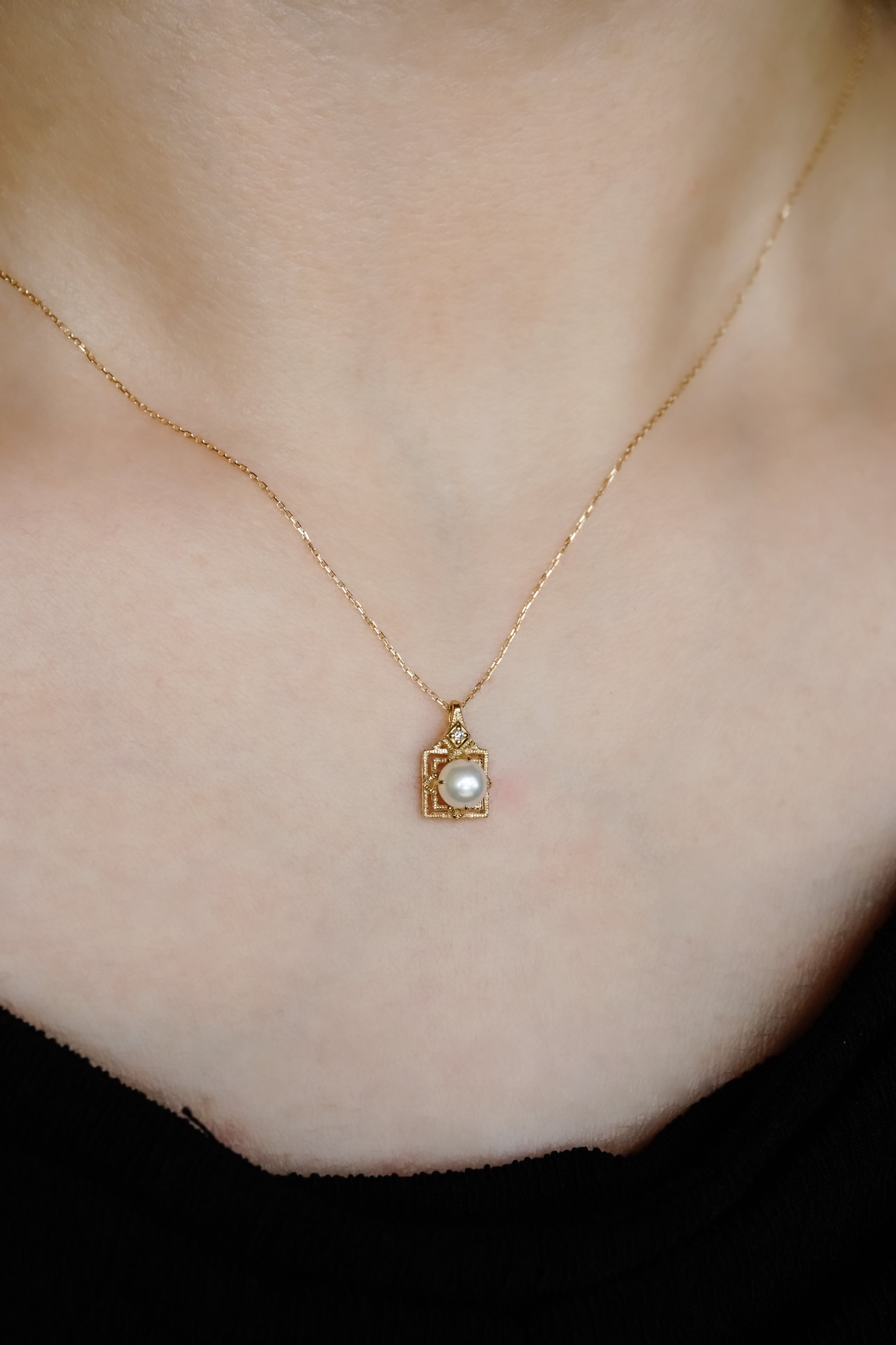 日本製K金方形AKOYA珍珠鑽石項鍊真人佩戴效果圖正面近拍