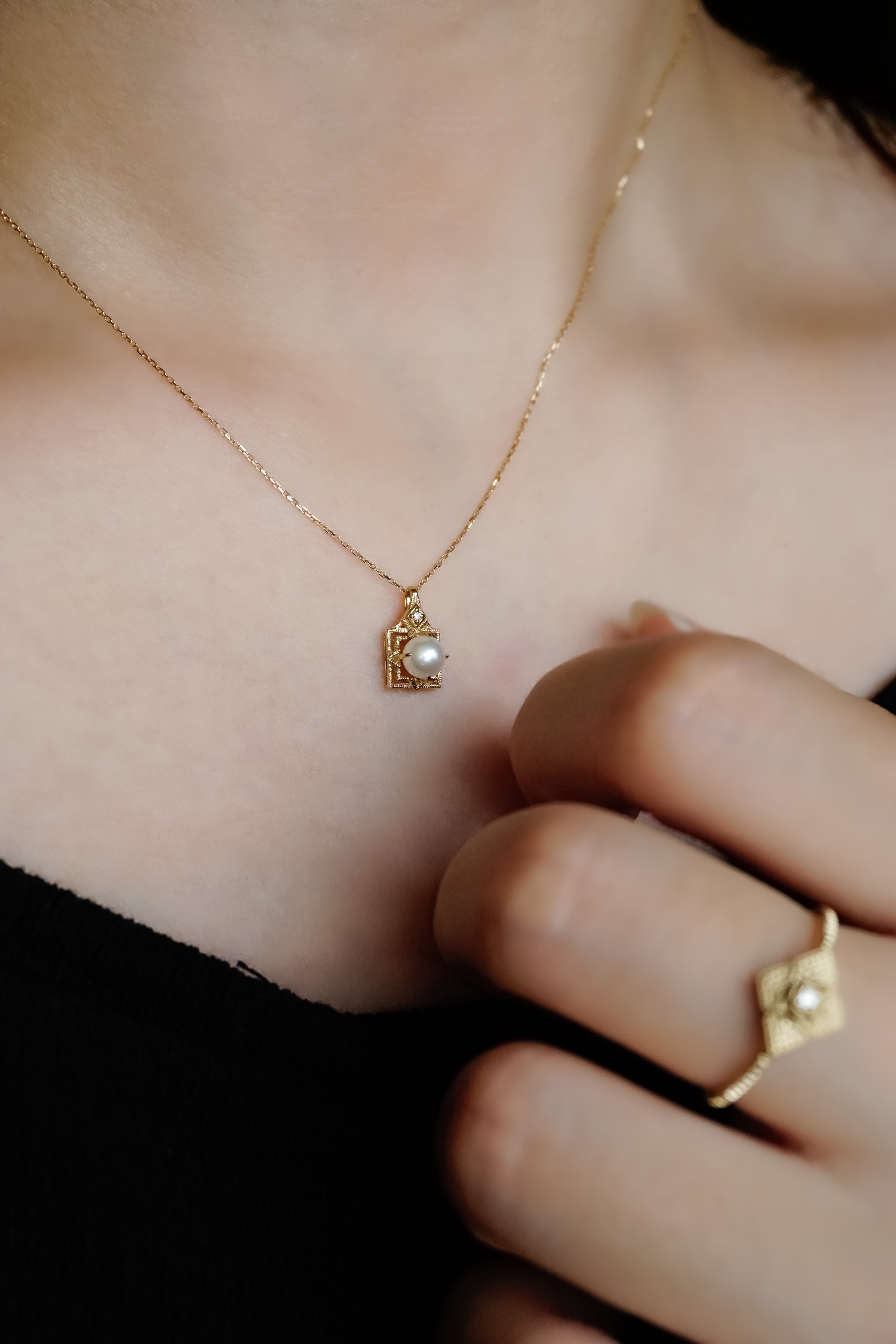 日本製K金方形AKOYA珍珠鑽石項鍊真人佩戴效果圖側拍