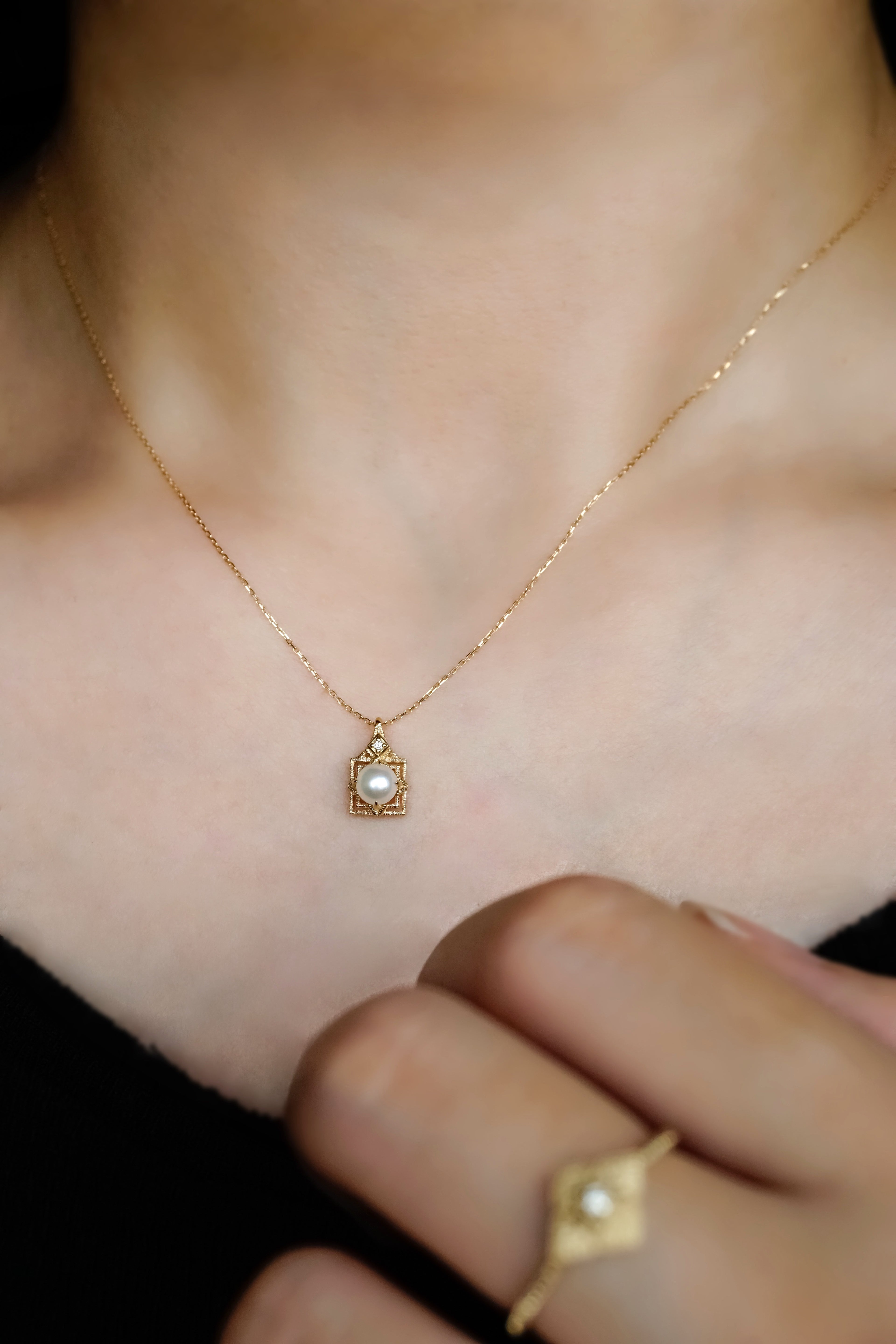 日本製K金方形AKOYA珍珠鑽石項鍊真人佩戴效果圖近角度側拍