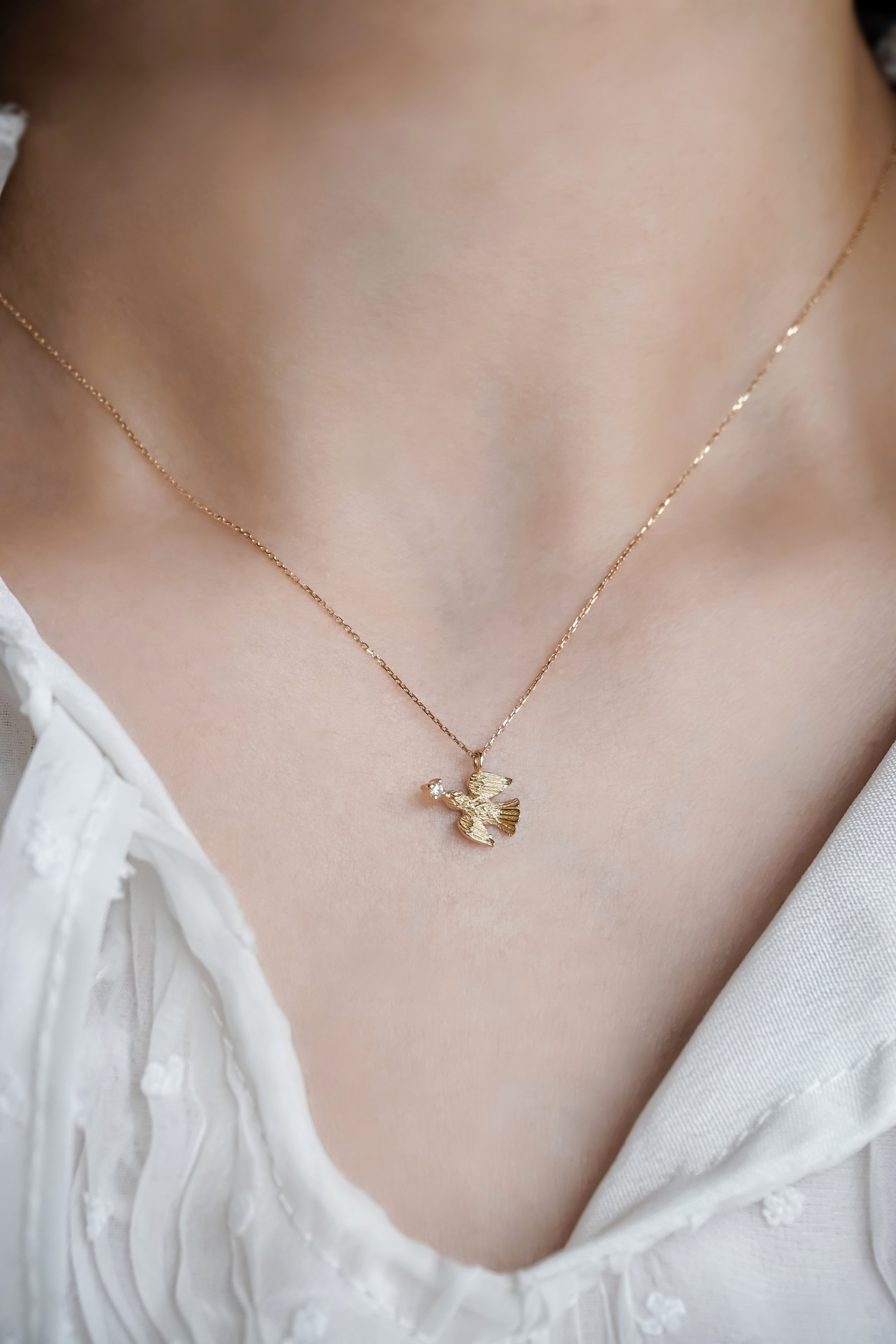 日系K金飛鳥吊墜鑽石項鍊頸鏈真人佩戴效果圖近拍