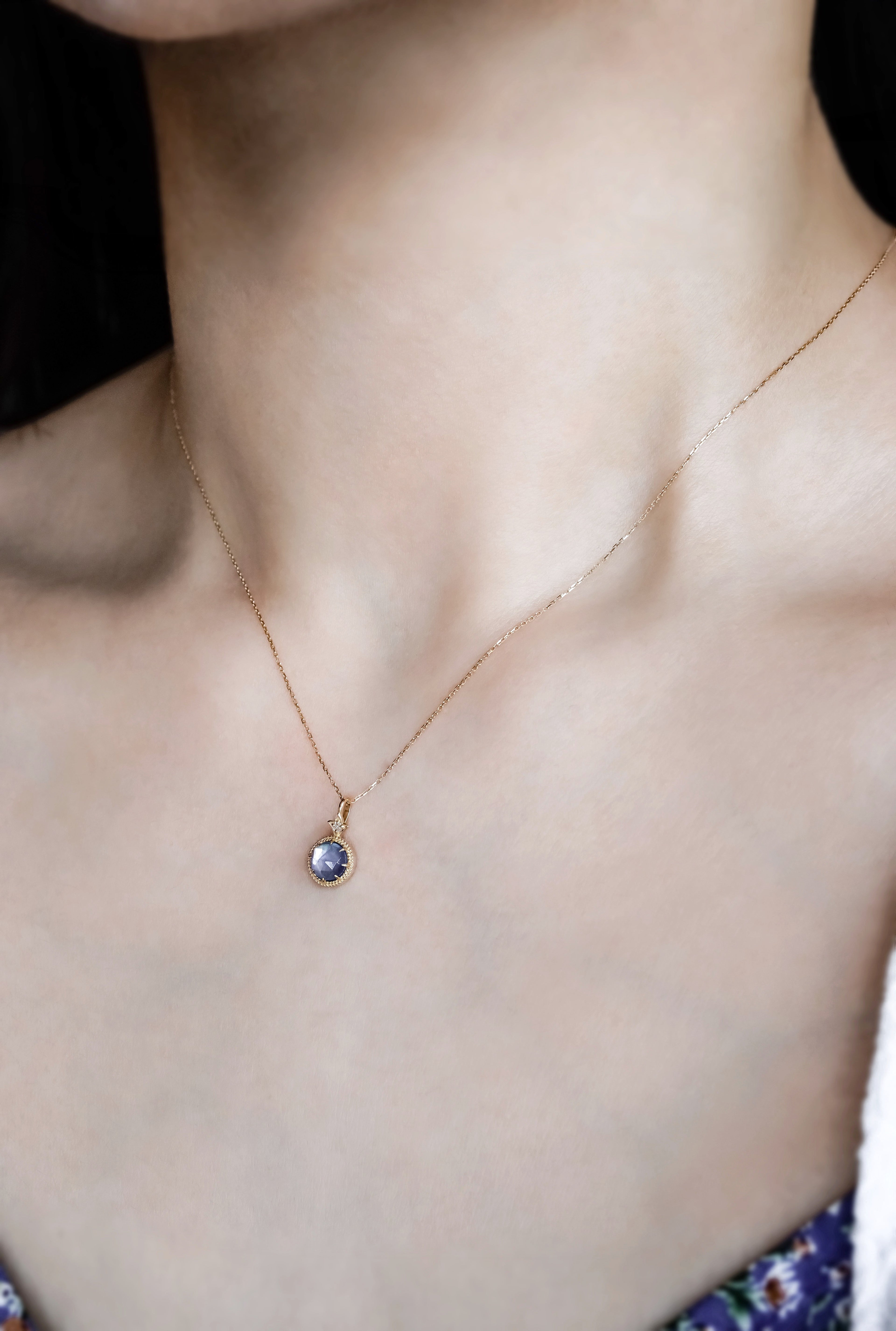 日本製10K金18K金夾層石藍寶石鑽石項鍊真人佩戴效果圖左面