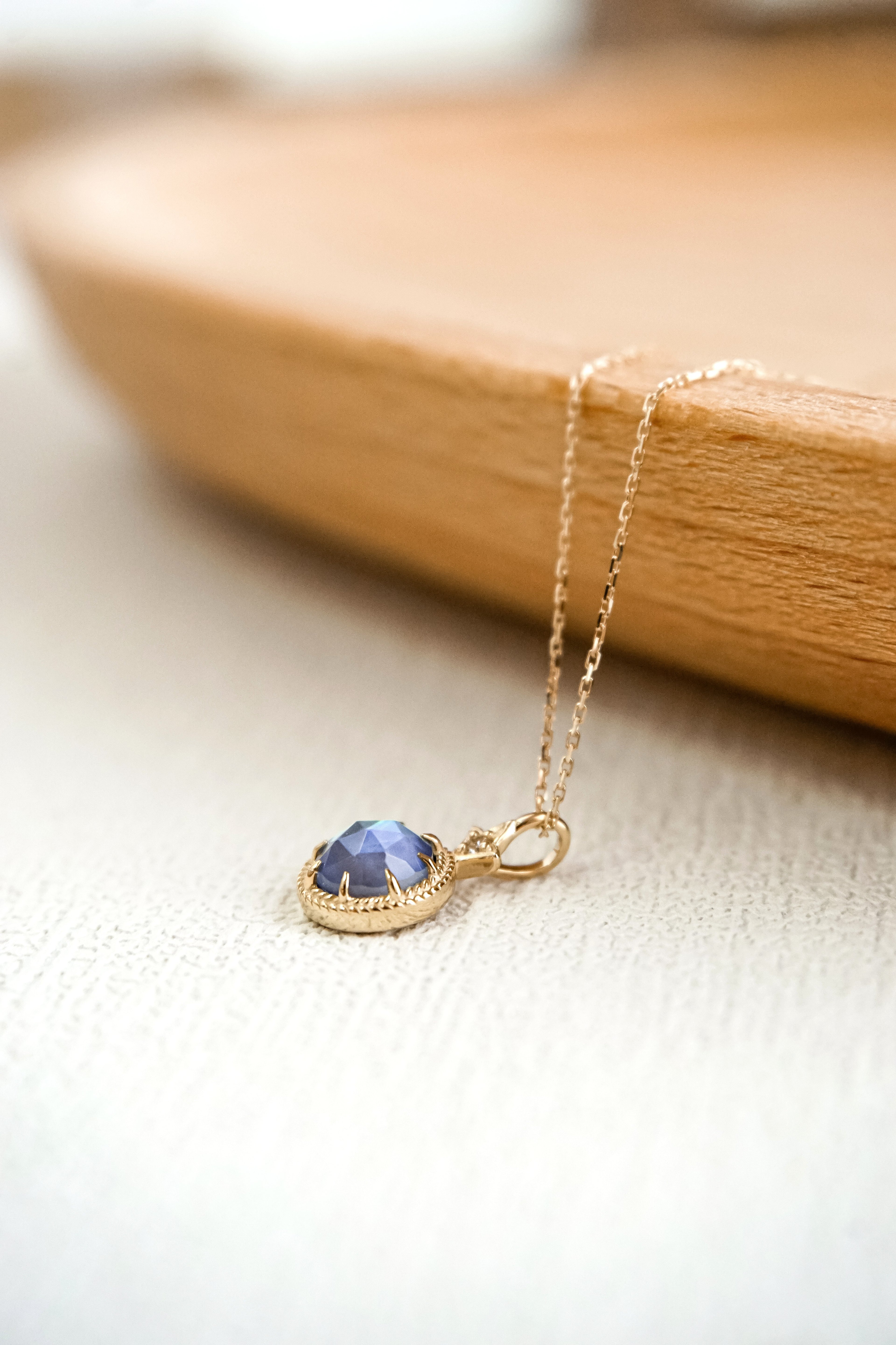 日本製10K金18K金夾層石藍寶石鑽石項鍊平放側拍