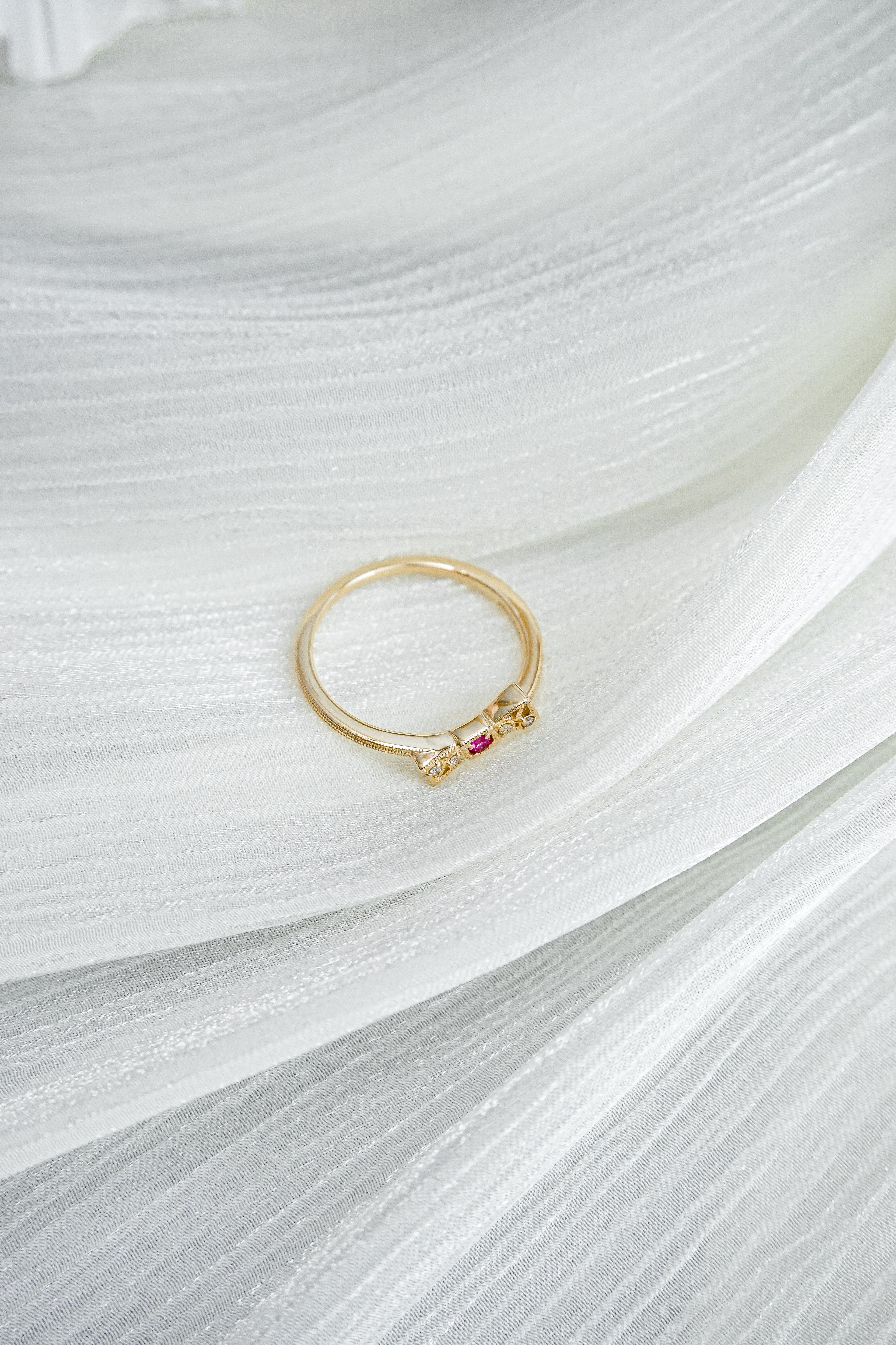 日本製10K金18K金蝴蝶結紅寶石鑽石戒指平放高拍