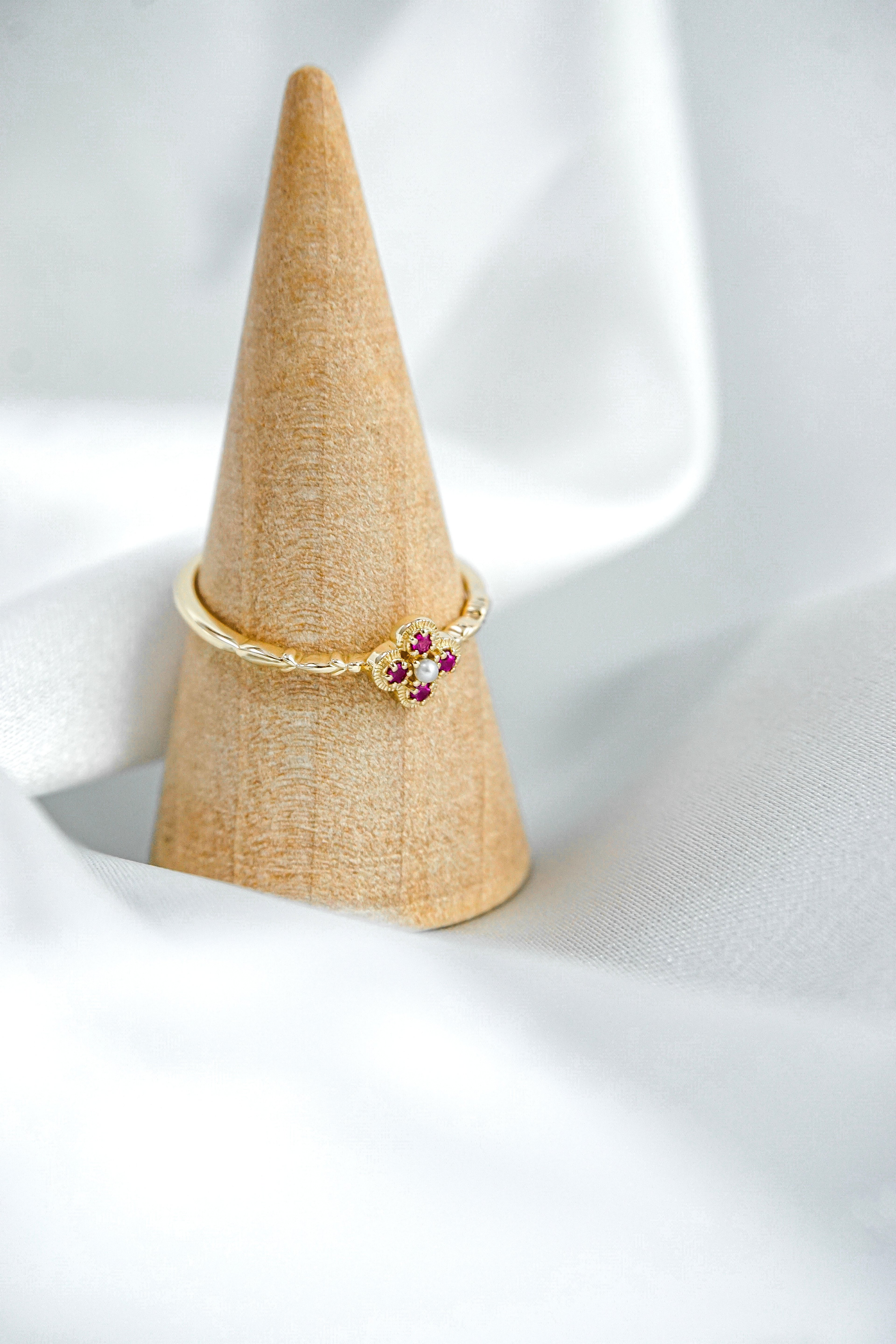 日本製K金珍珠紅寶石四葉草戒指右面近拍