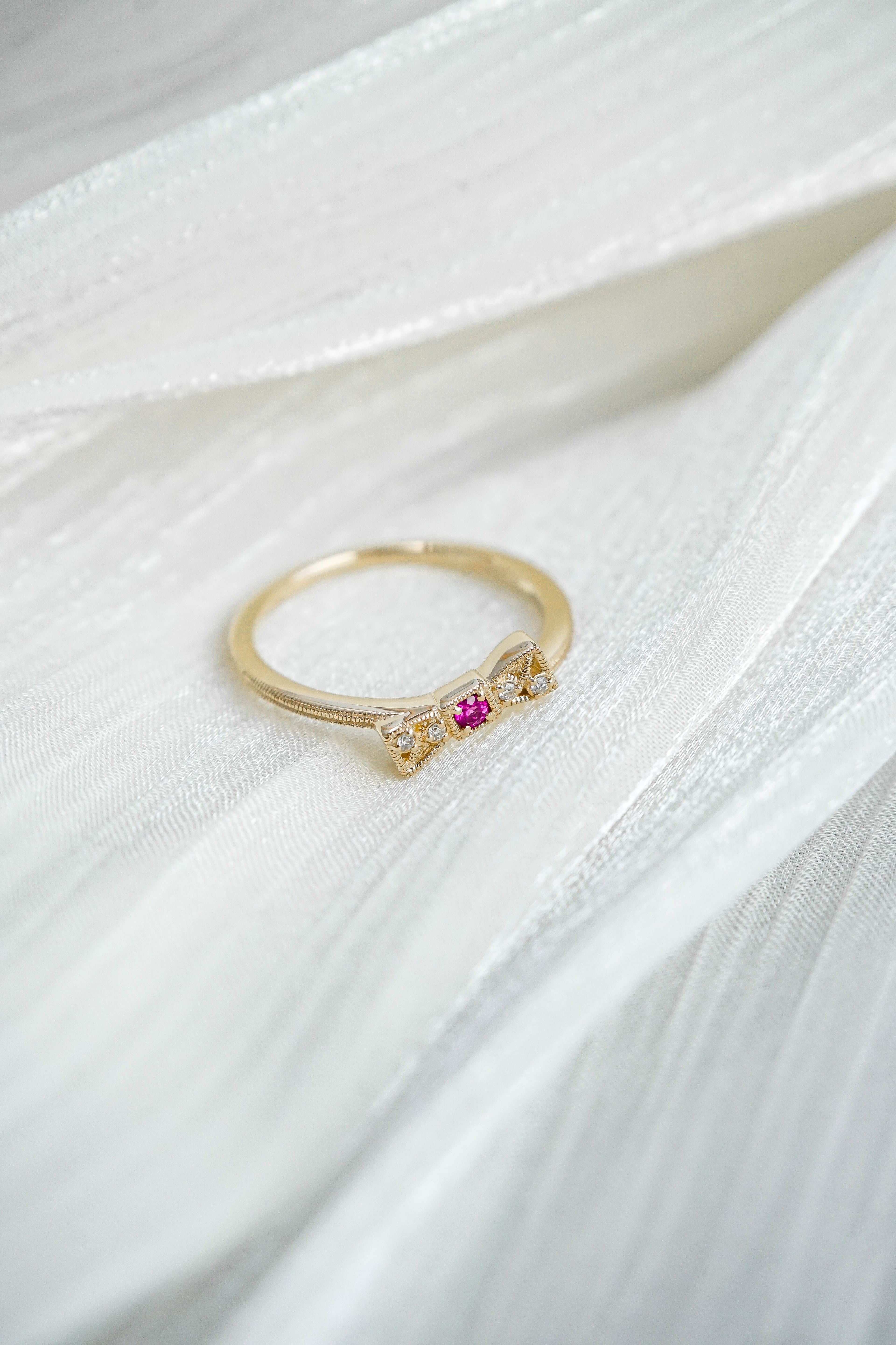 日本製10K金18K金蝴蝶結紅寶石戒指平放近拍