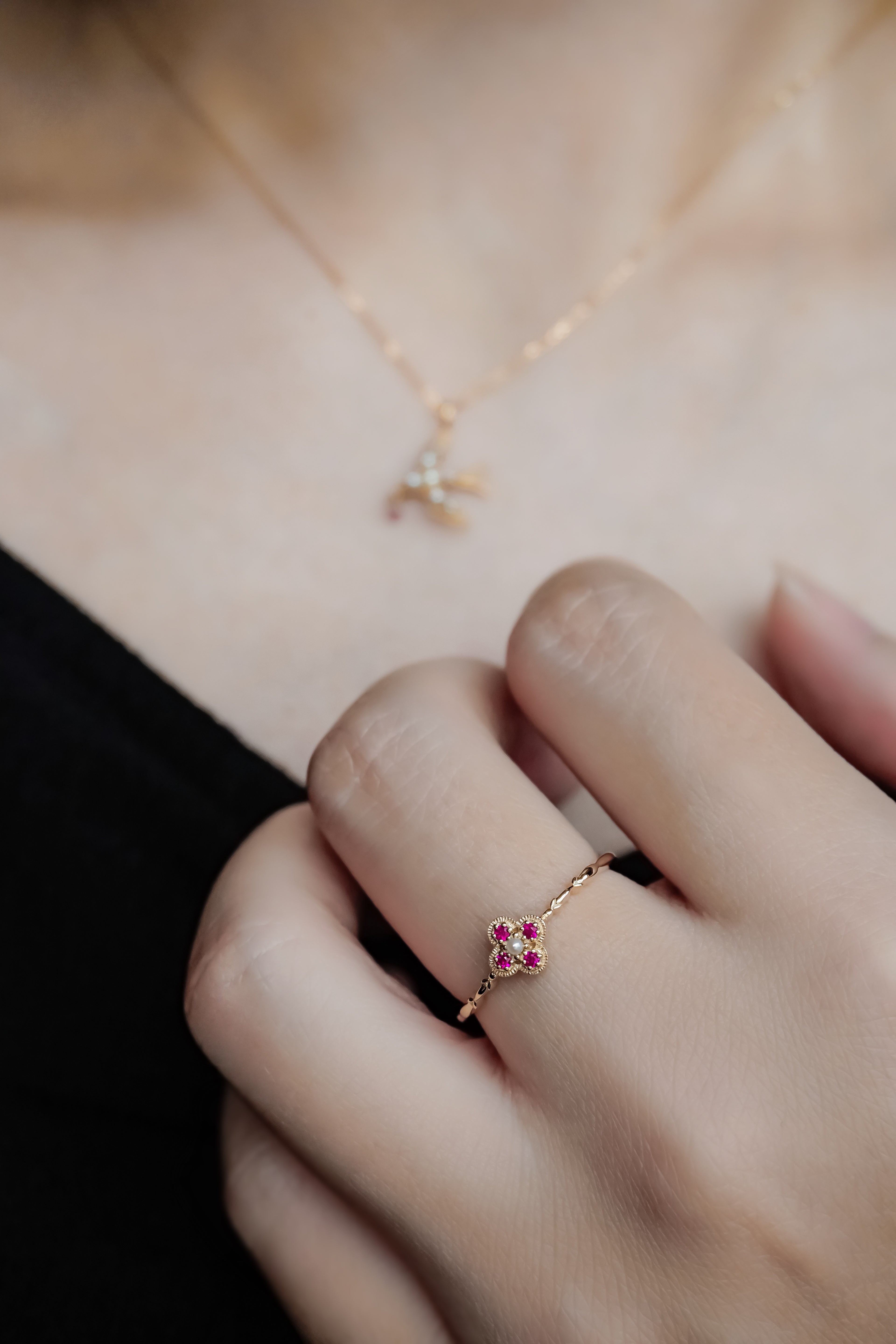 日本製K金珍珠紅寶石四葉草戒指真人佩戴效果圖