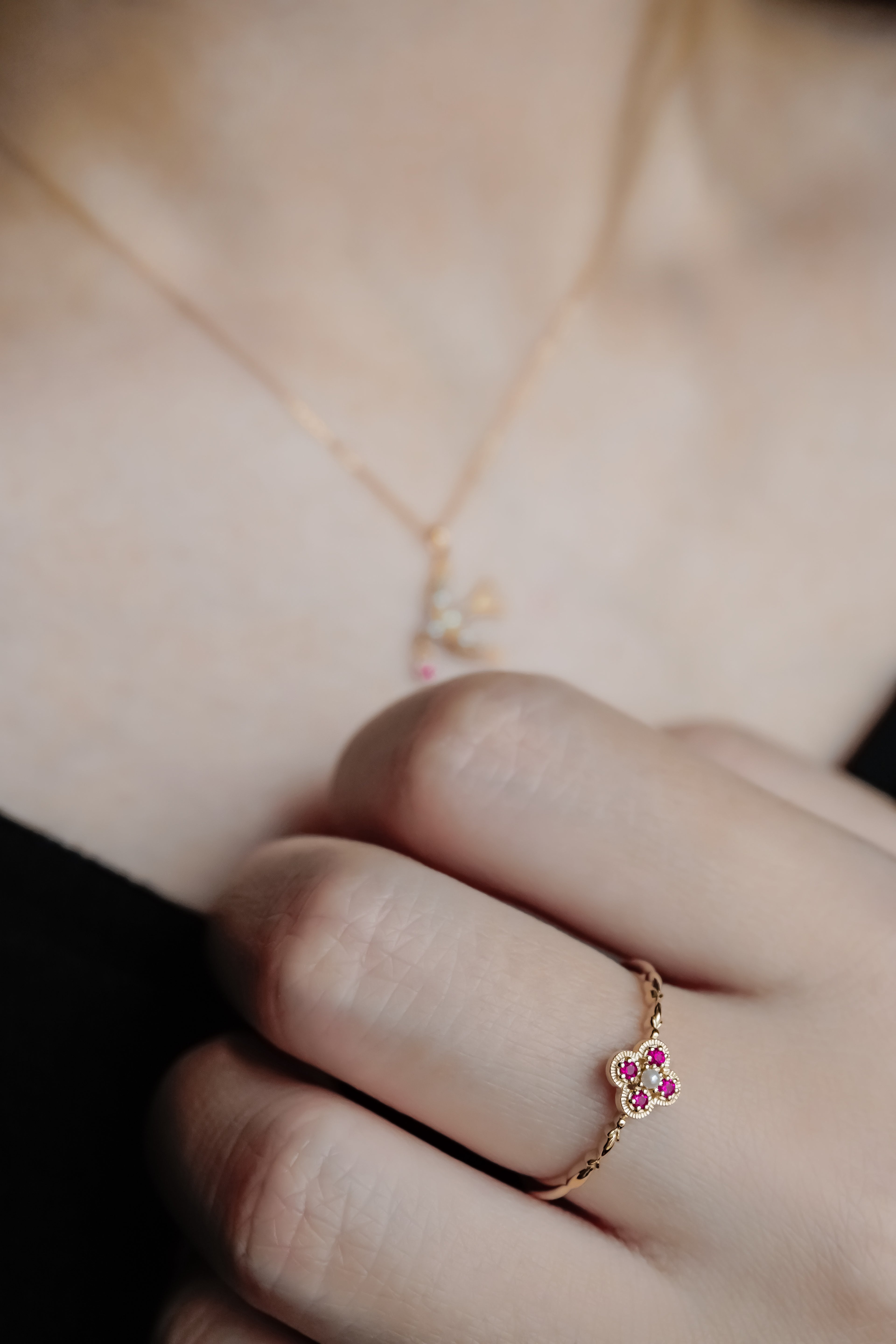 日本製K金珍珠紅寶石四葉草戒指真人佩戴效果圖側拍