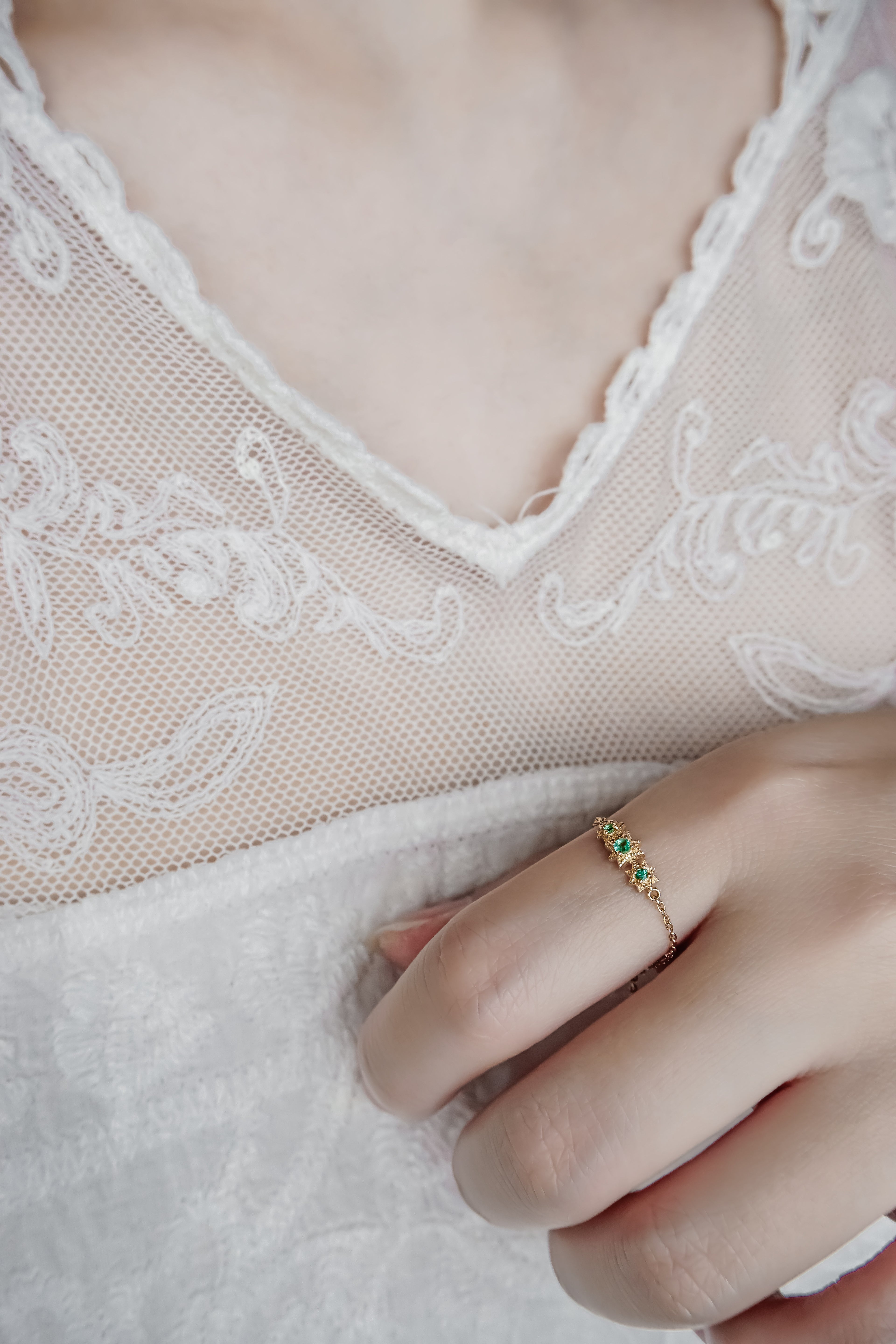 日本製K金八芒星祖母綠戒指鍊戒真人佩戴效果圖橫向