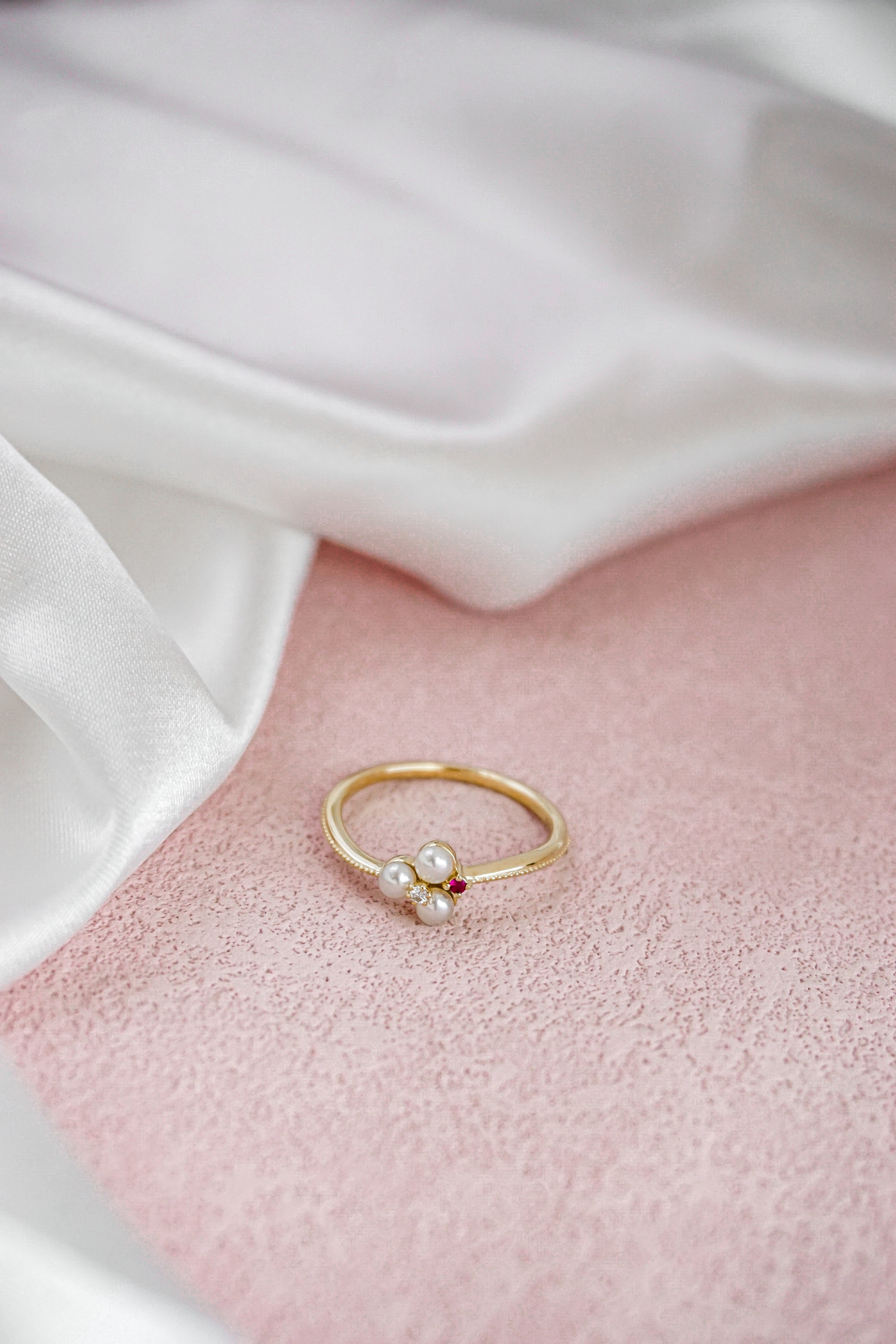 日本製K金珍珠紅寶石鑽石戒指正面平放