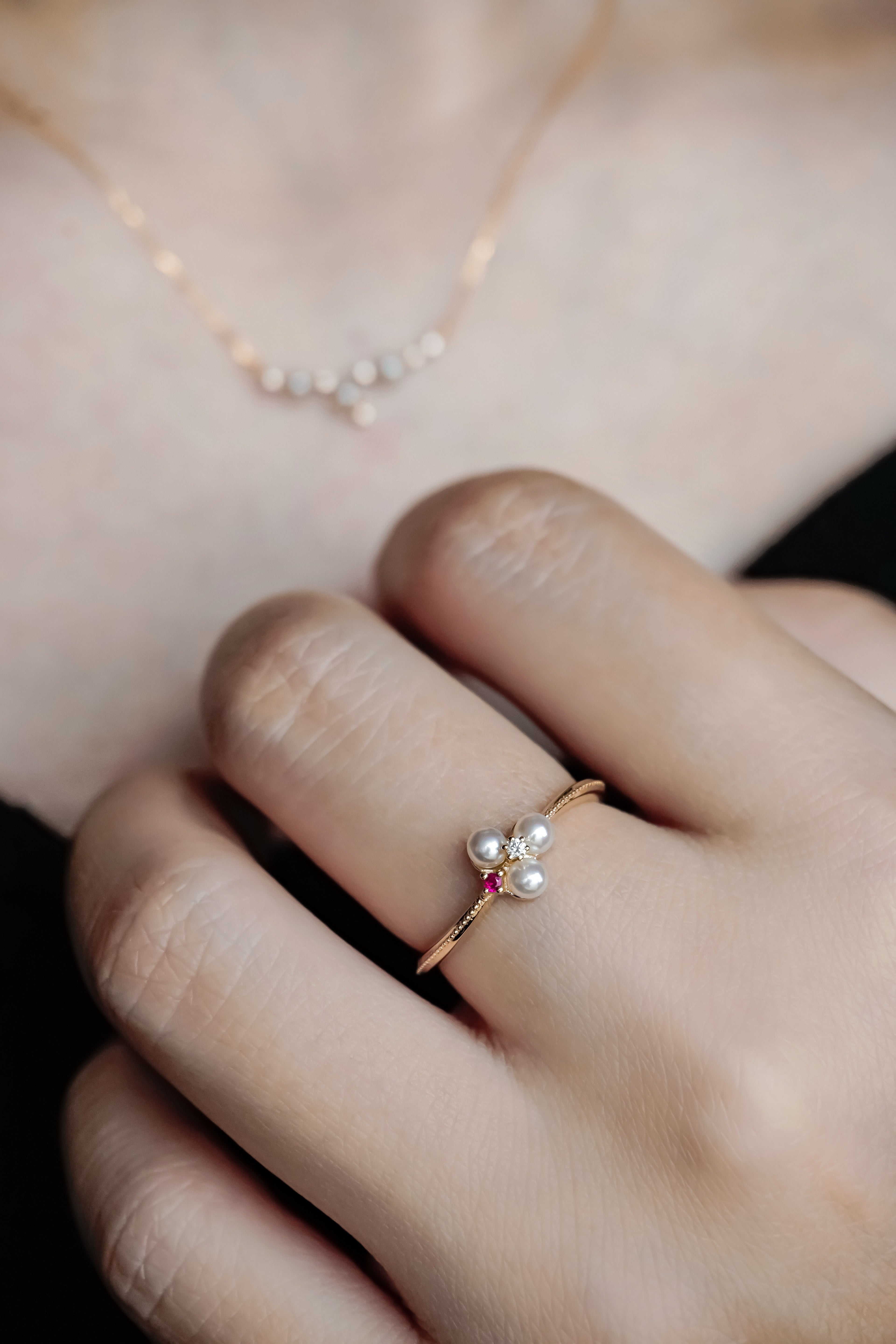 日本製K金珍珠紅寶石鑽石戒指真人佩戴效果圖正面近拍