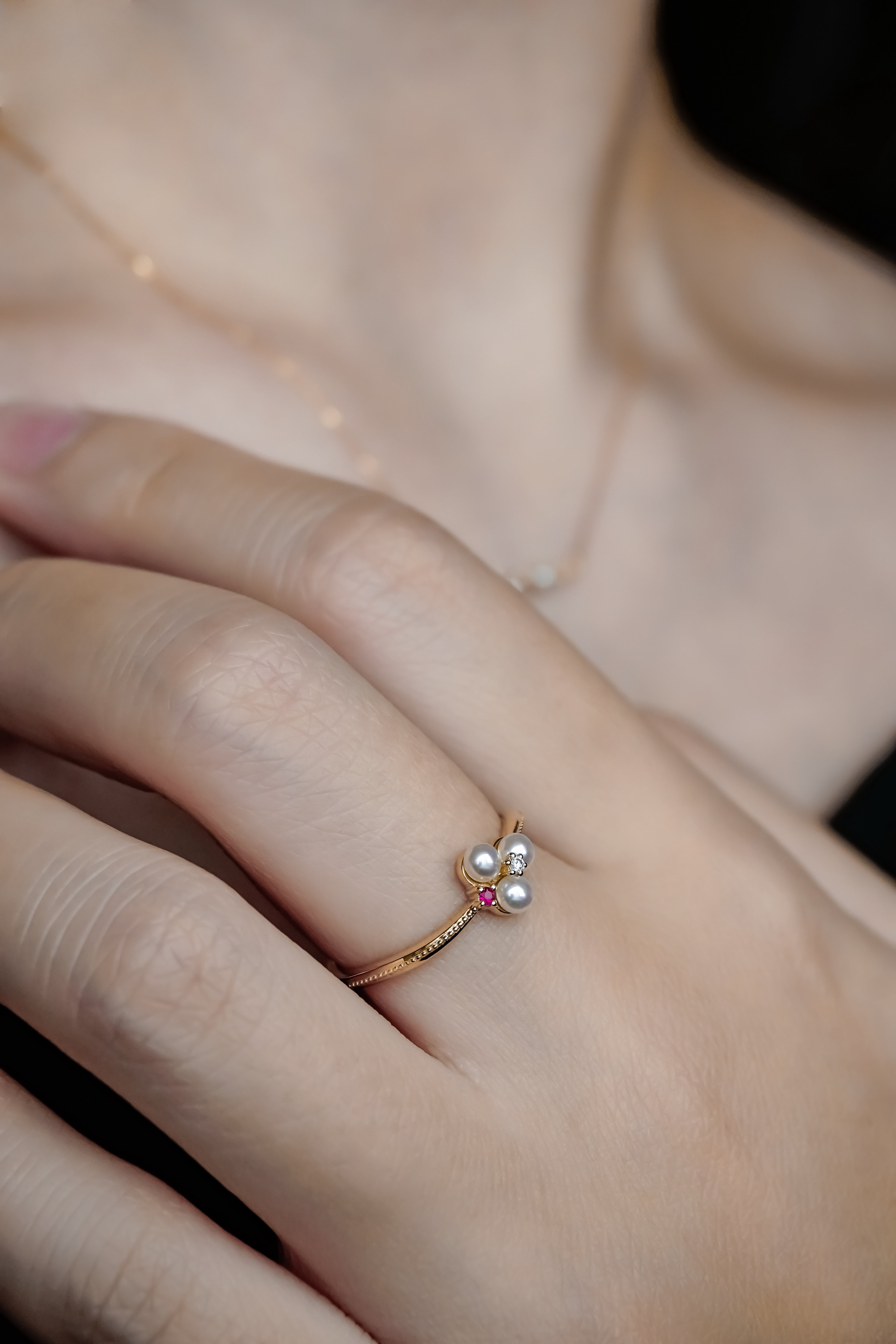 日本製K金珍珠紅寶石鑽石戒指真人佩戴效果圖側拍