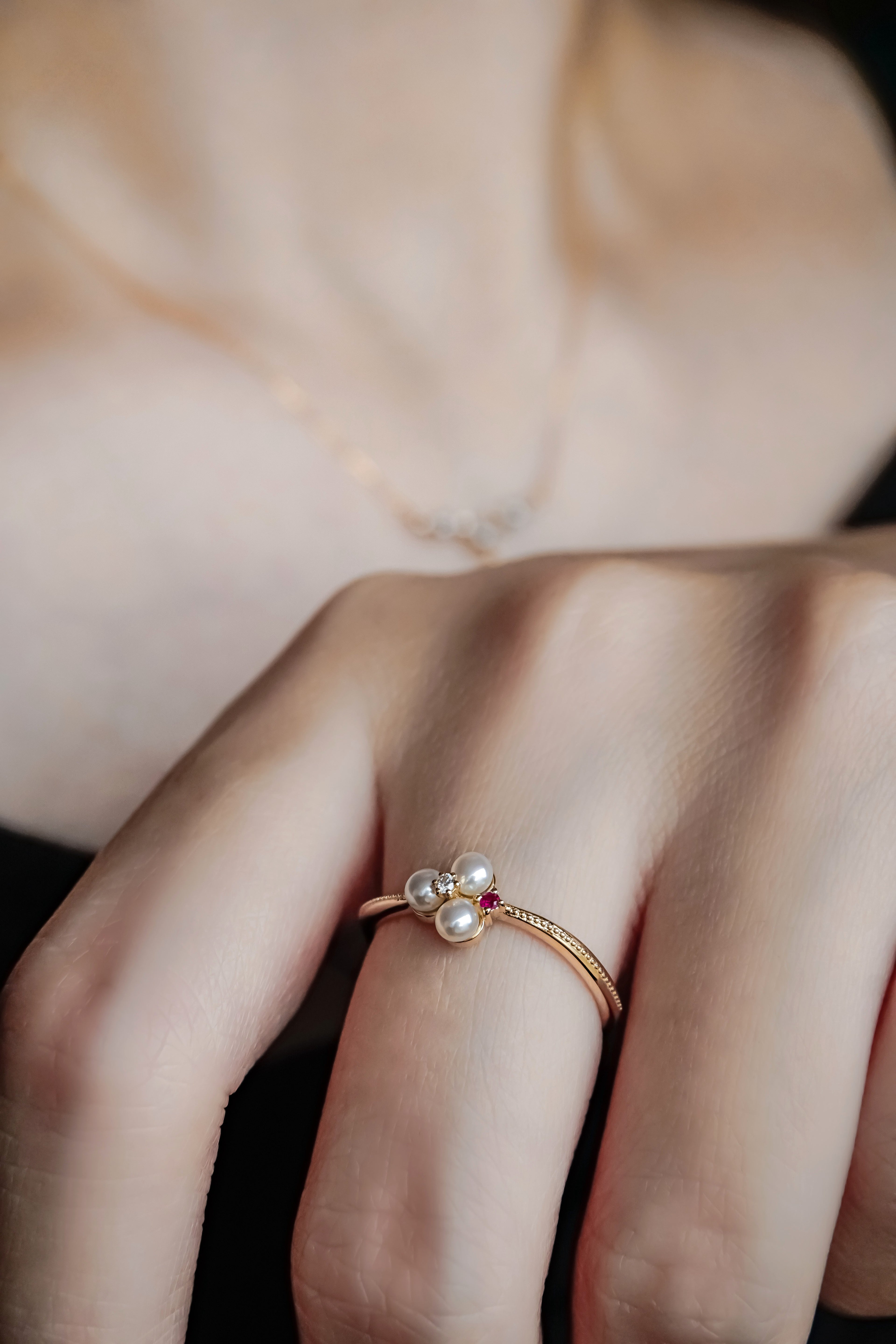 日本製K金珍珠紅寶石鑽石戒指朝下真人佩戴效果圖