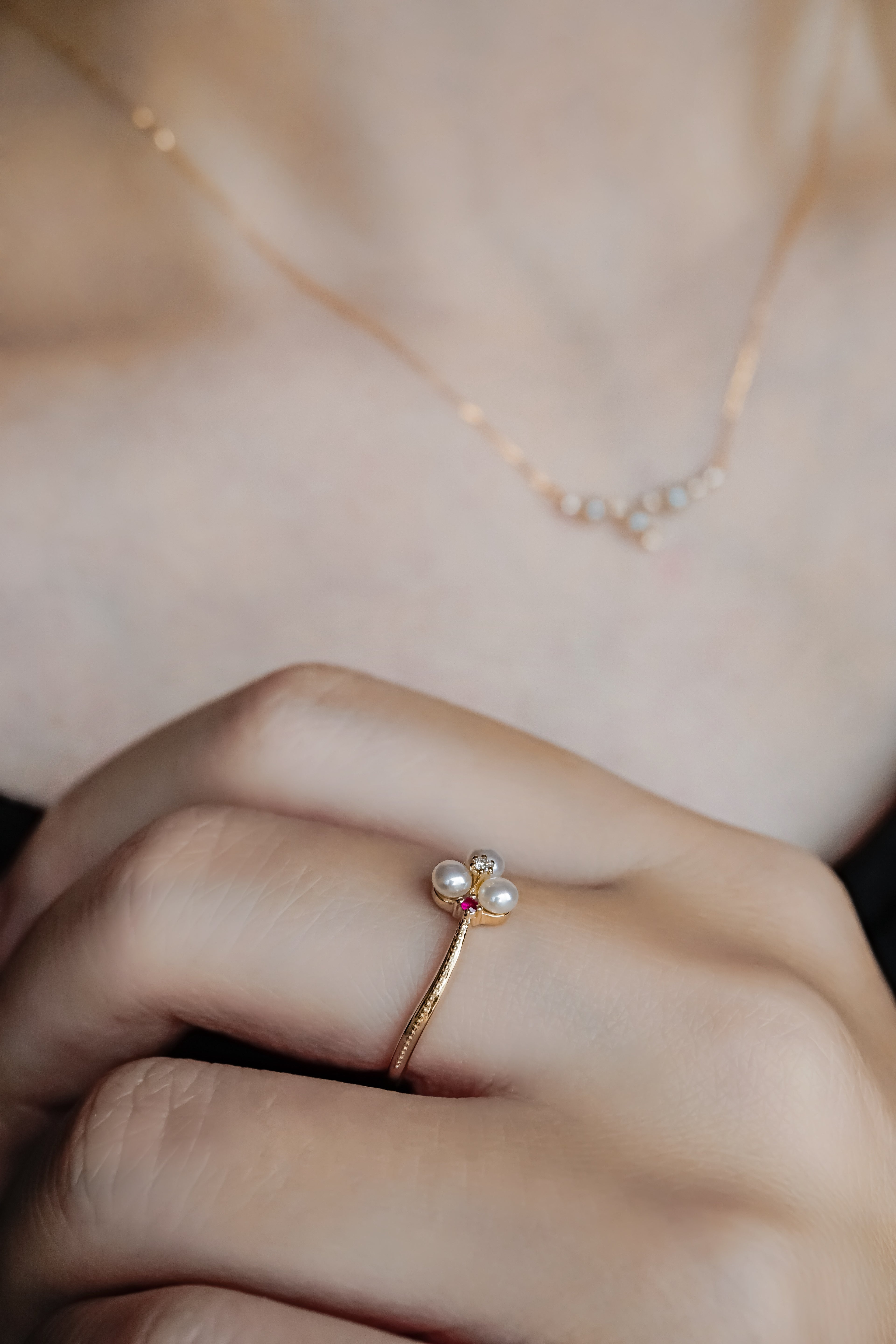 日本製K金珍珠紅寶石鑽石戒指右面真人佩戴效果圖