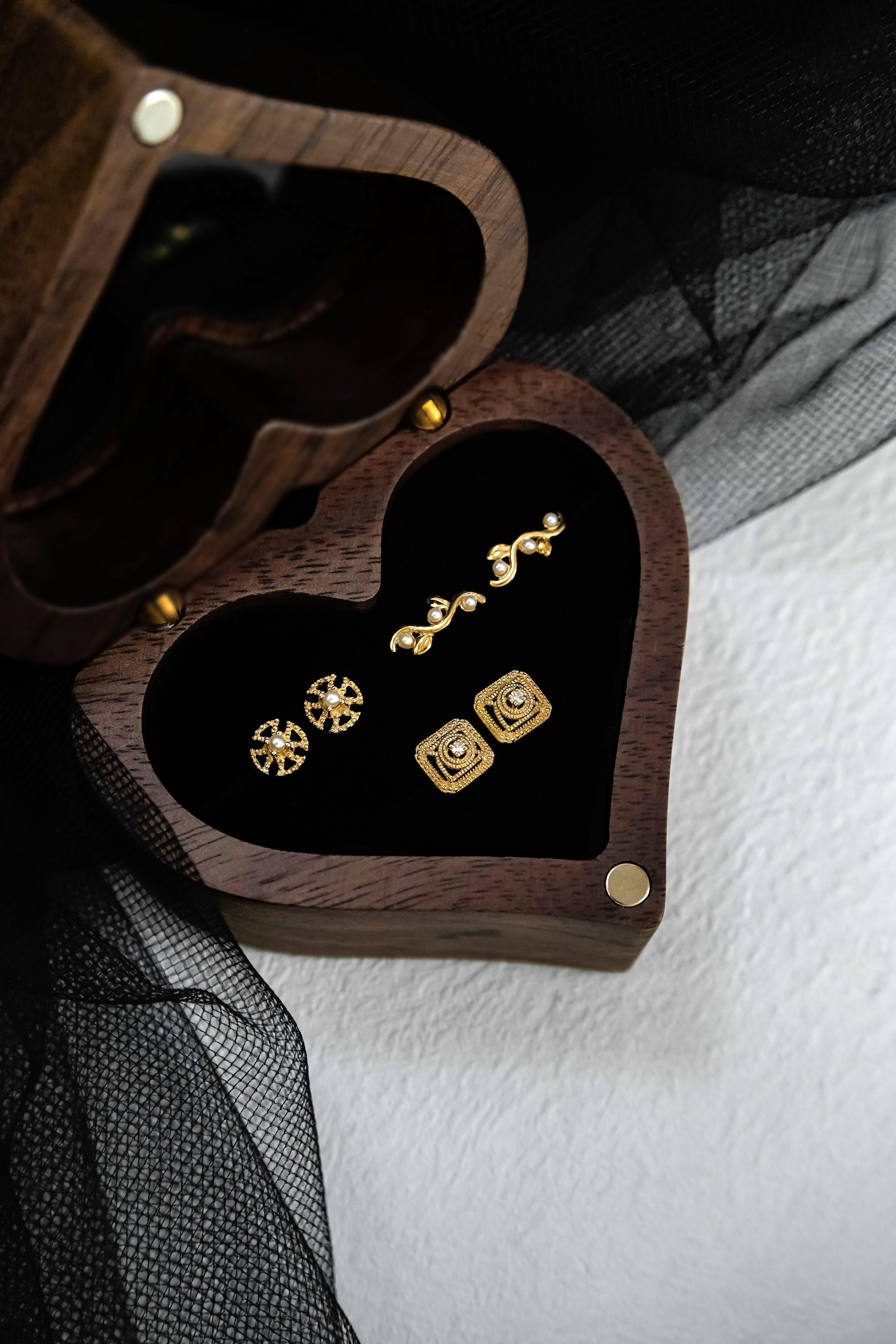 三款日本製K金古典鑽石珍珠耳環遠拍