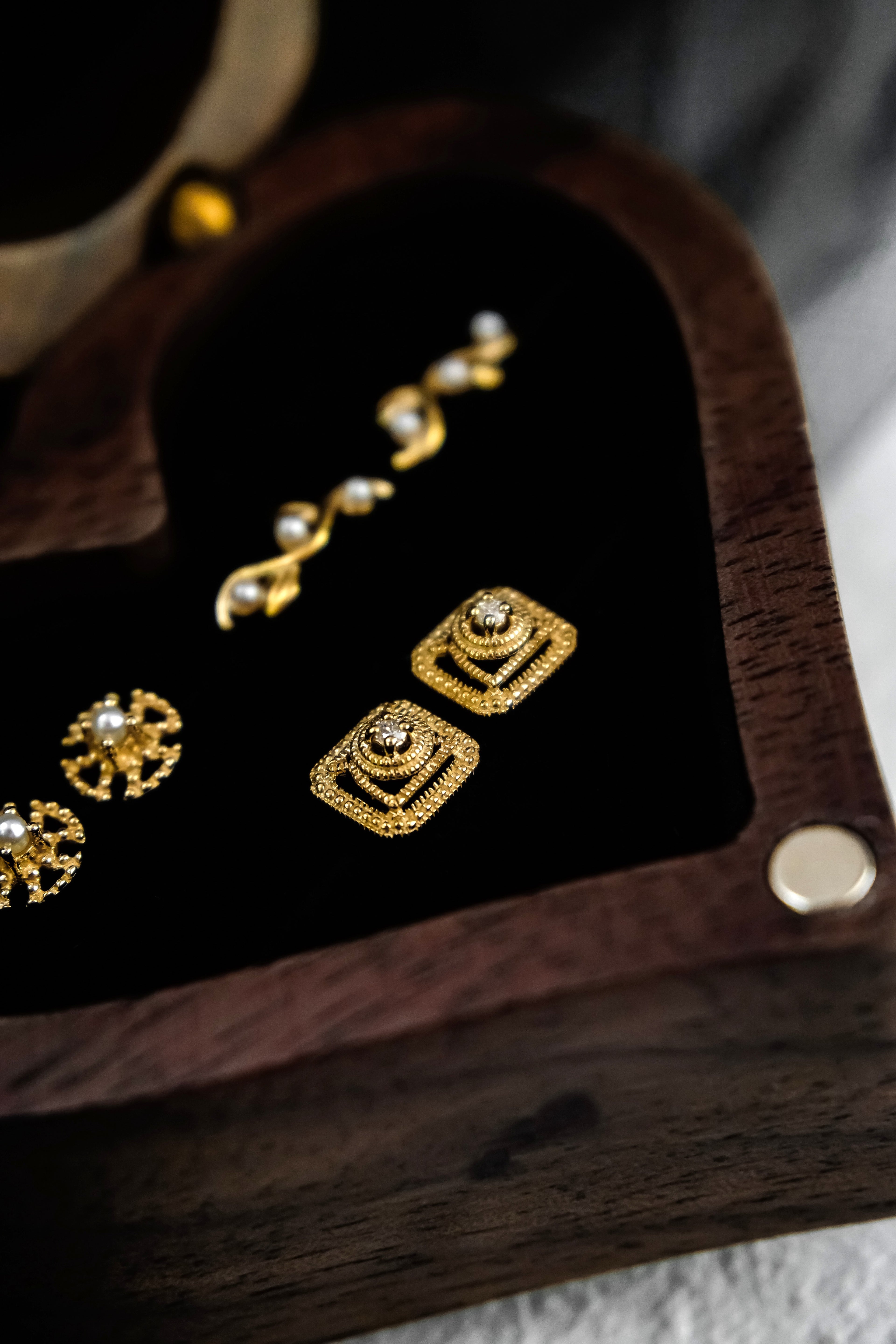 三款日本製K金古典鑽石珍珠耳環近拍