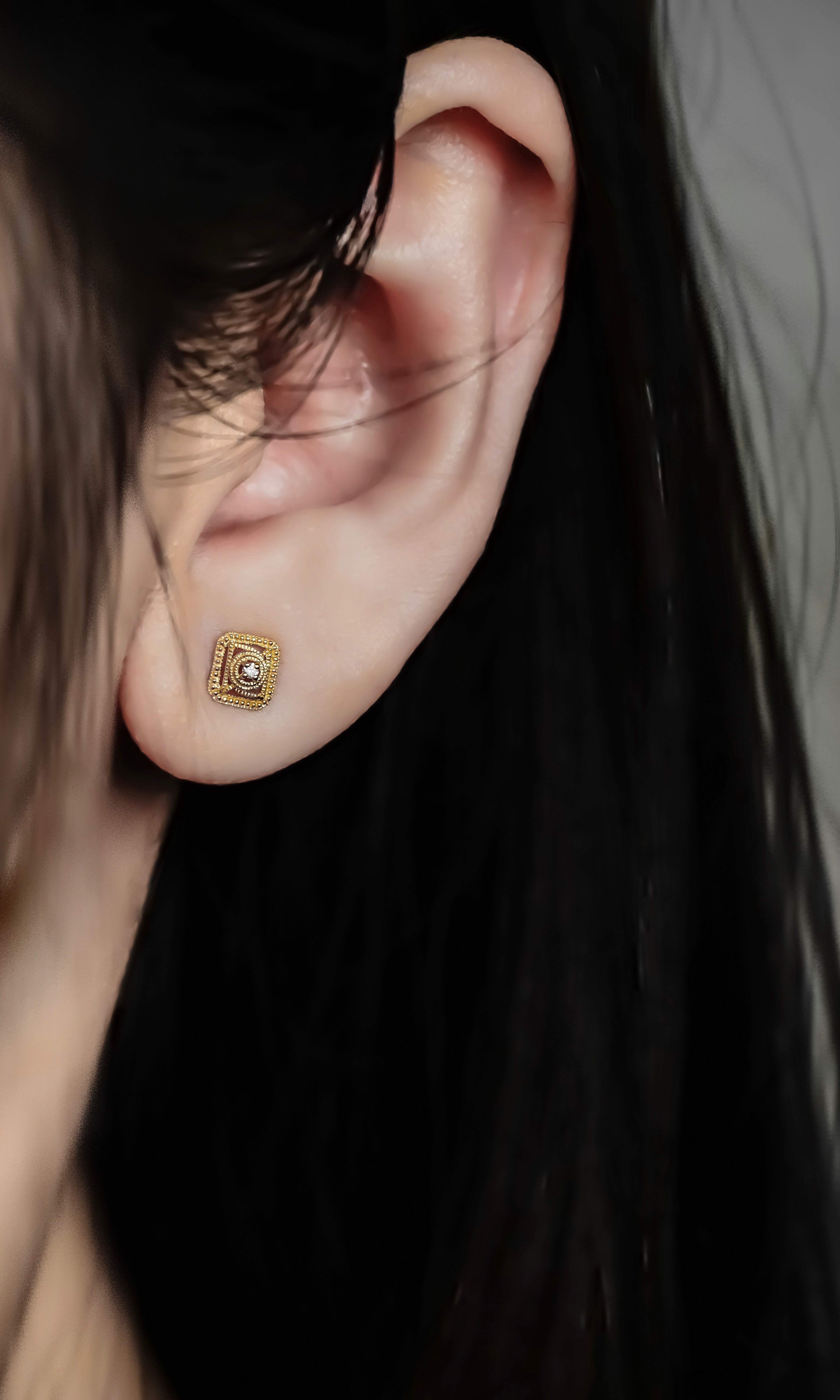 日本製K金古典方形鑽石耳環真人佩戴效果圖近拍