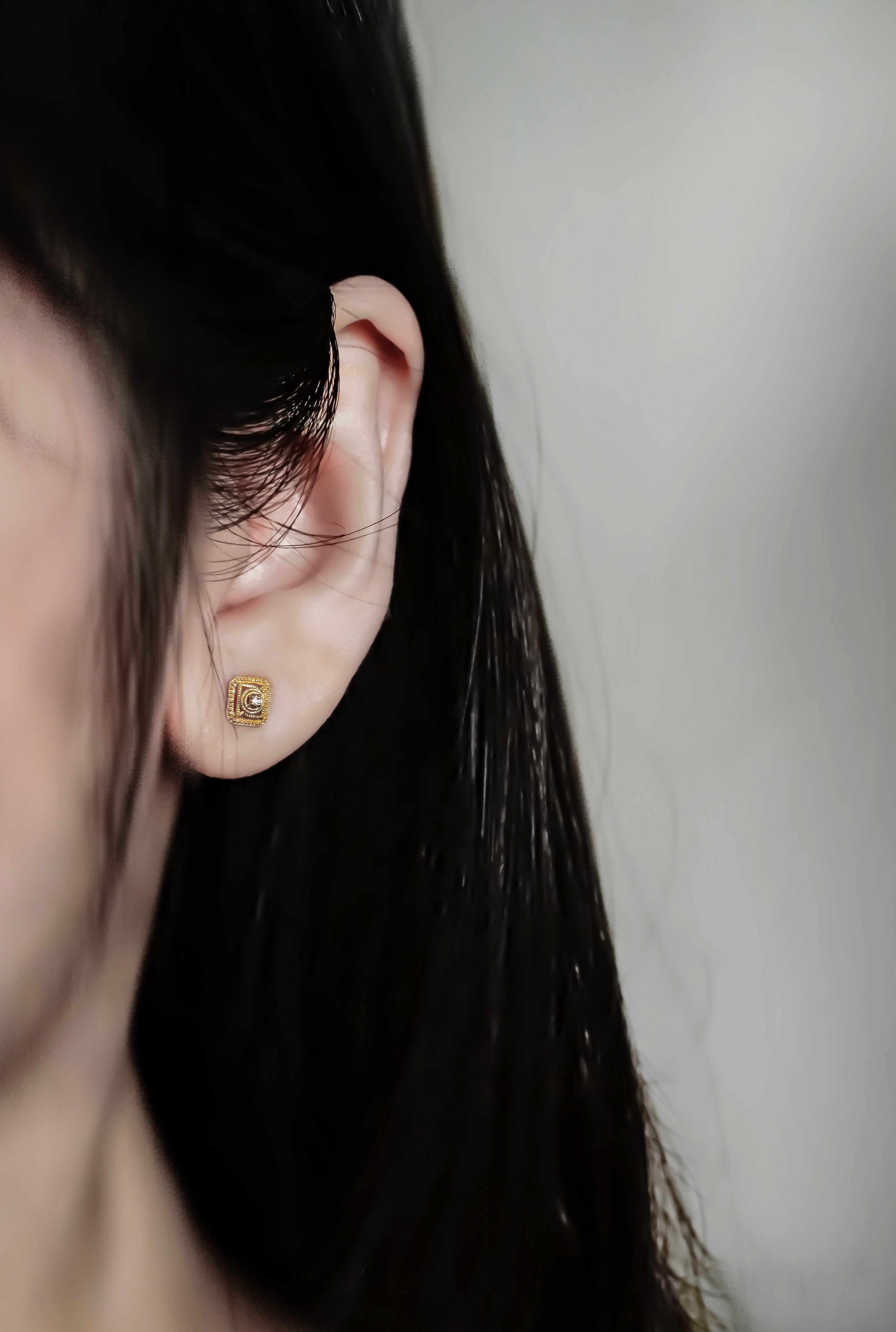 日本製K金古典方形鑽石耳環真人佩戴效果圖遠拍