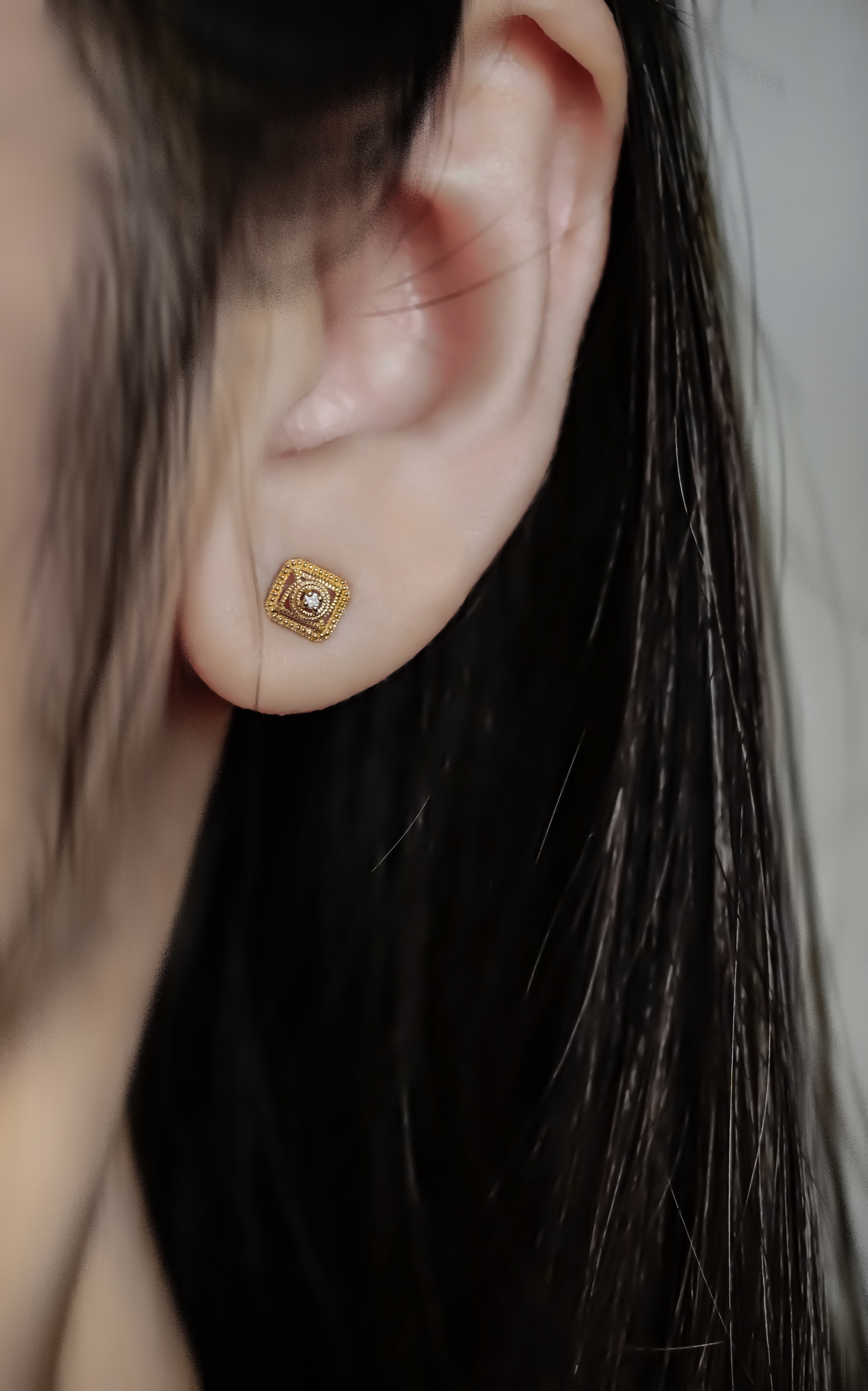 日本製K金古典方形鑽石耳環橫向戴法真人佩戴效果圖