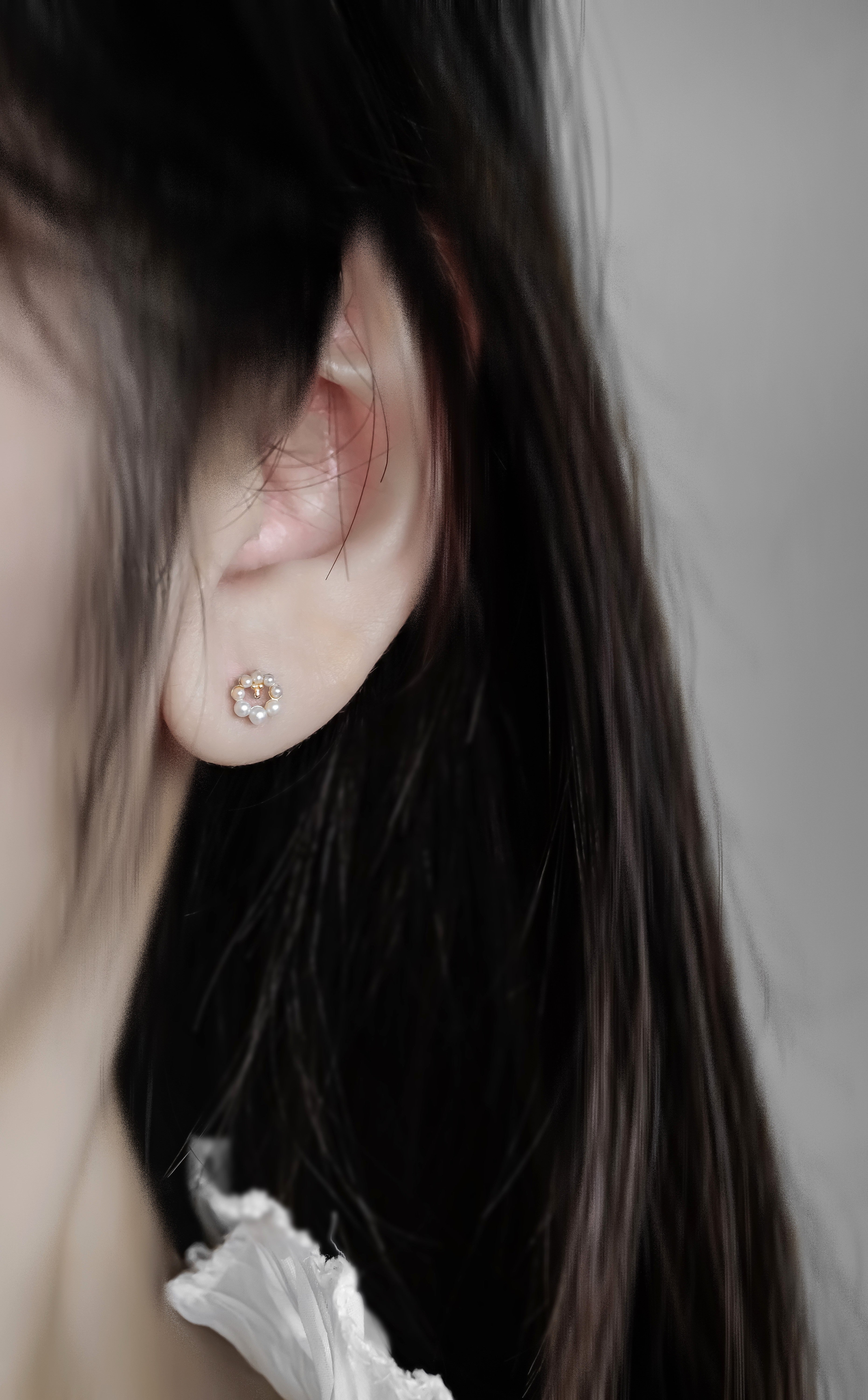 日本製K金珍珠花朵耳環真人佩戴效果圖遠拍