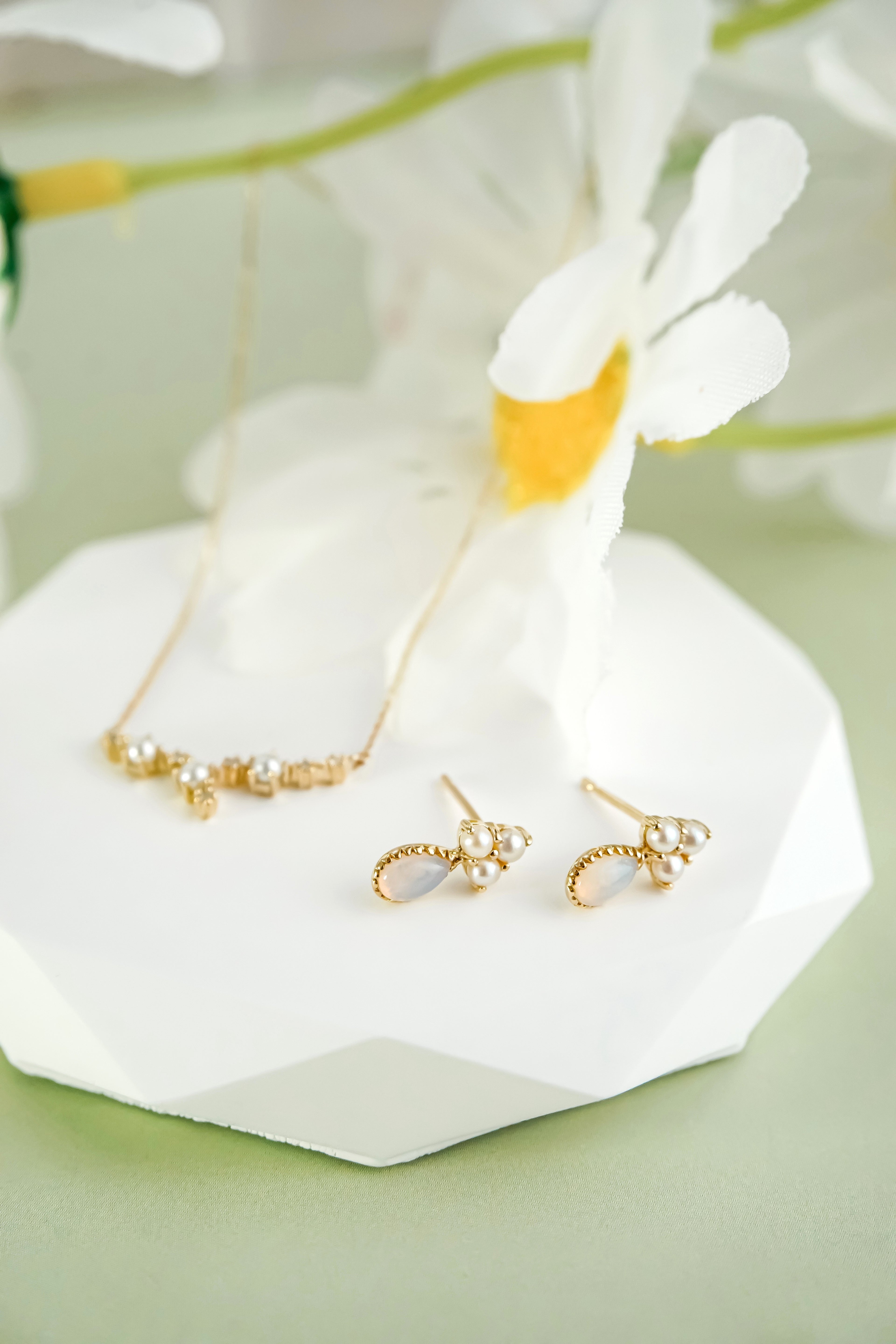 日系K金珍珠蛋白石水滴造型垂墜耳環側拍展示圖