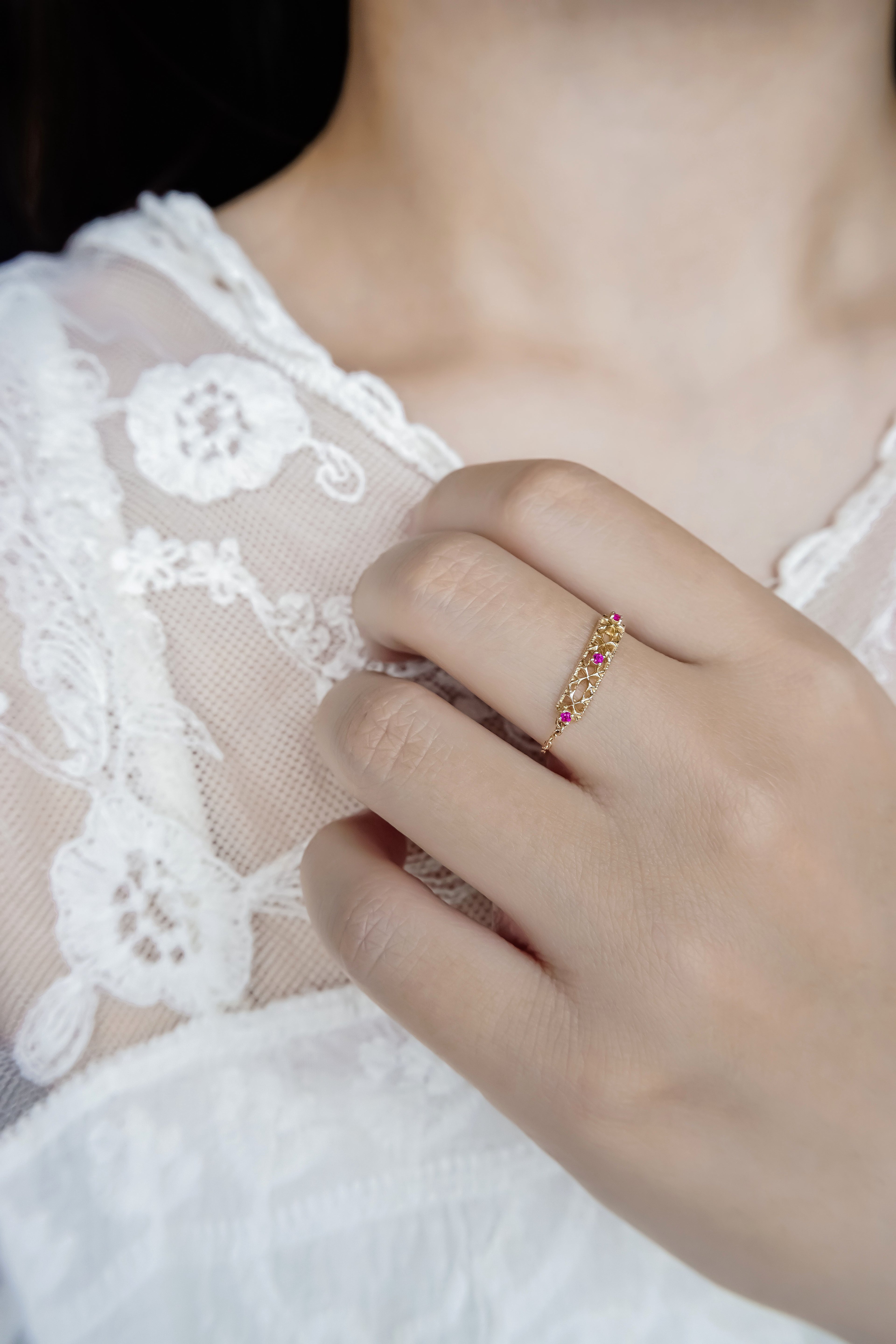 日本製K金紅寶石鏤空戒指鍊戒真人佩戴效果圖