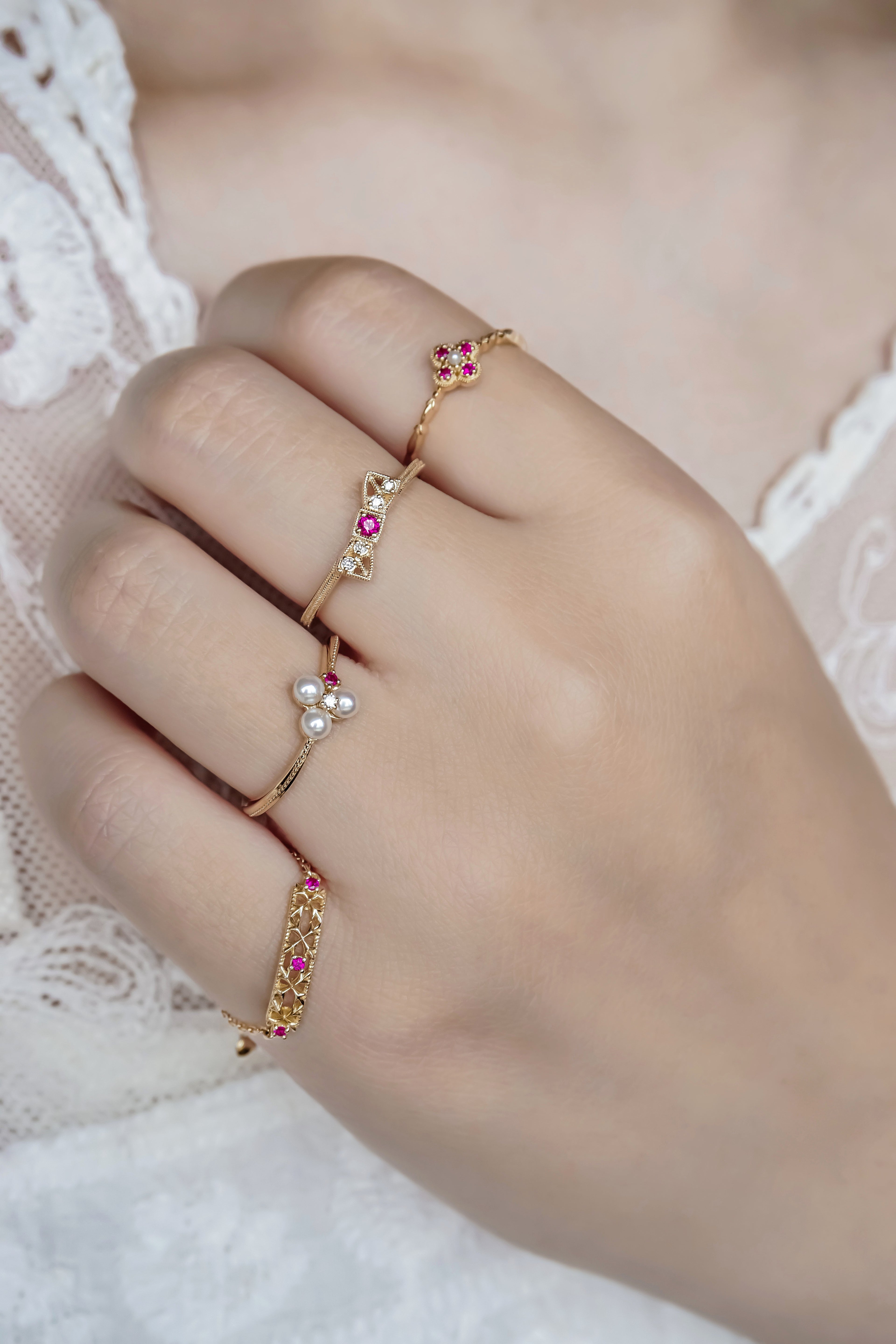 四款日本製K金紅寶石珍珠鑽石四葉蝴蝶結戒指鍊戒真人佩戴效果圖