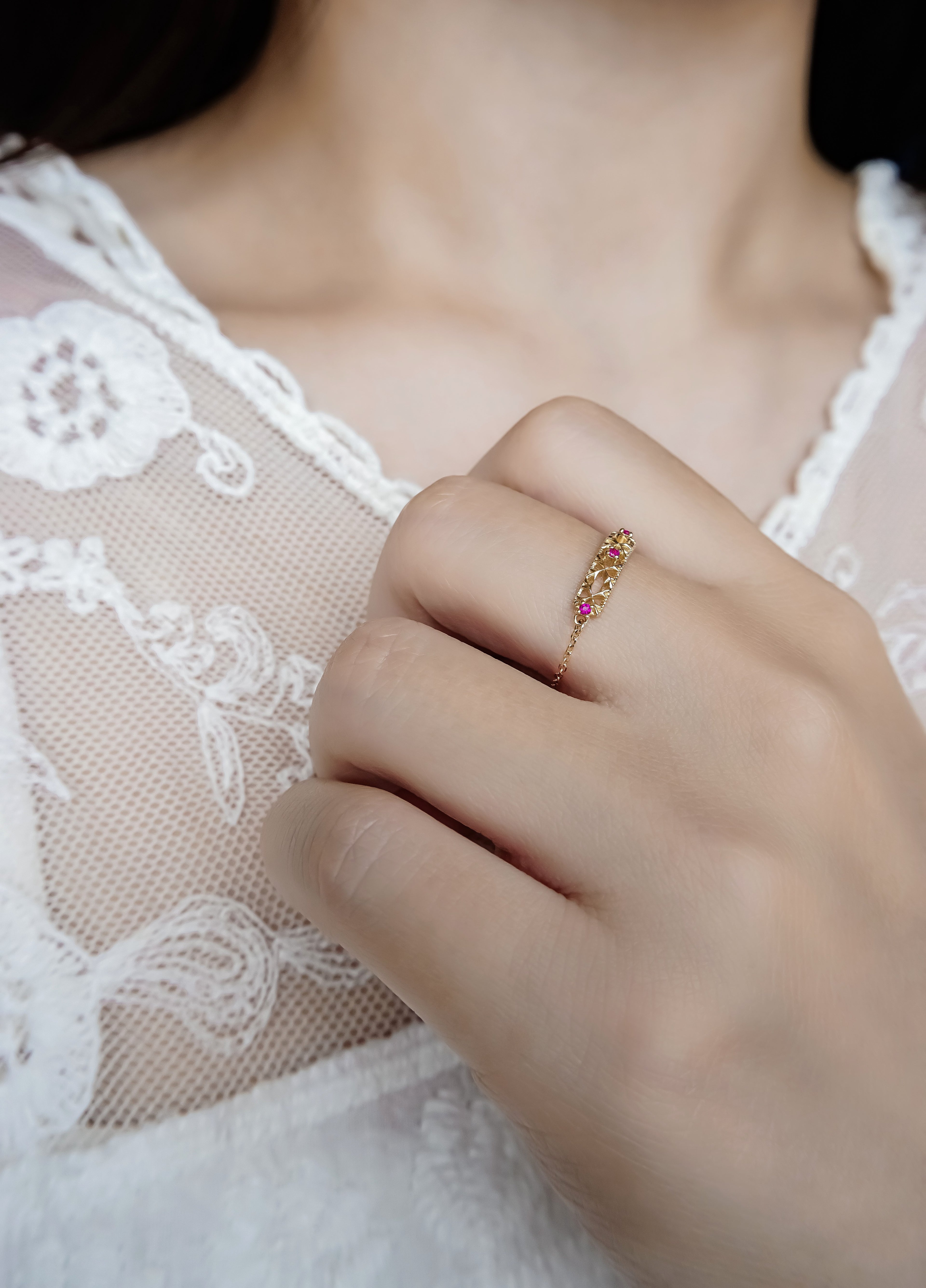 日本製K金紅寶石鏤空戒指鍊戒真人佩戴效果圖側拍