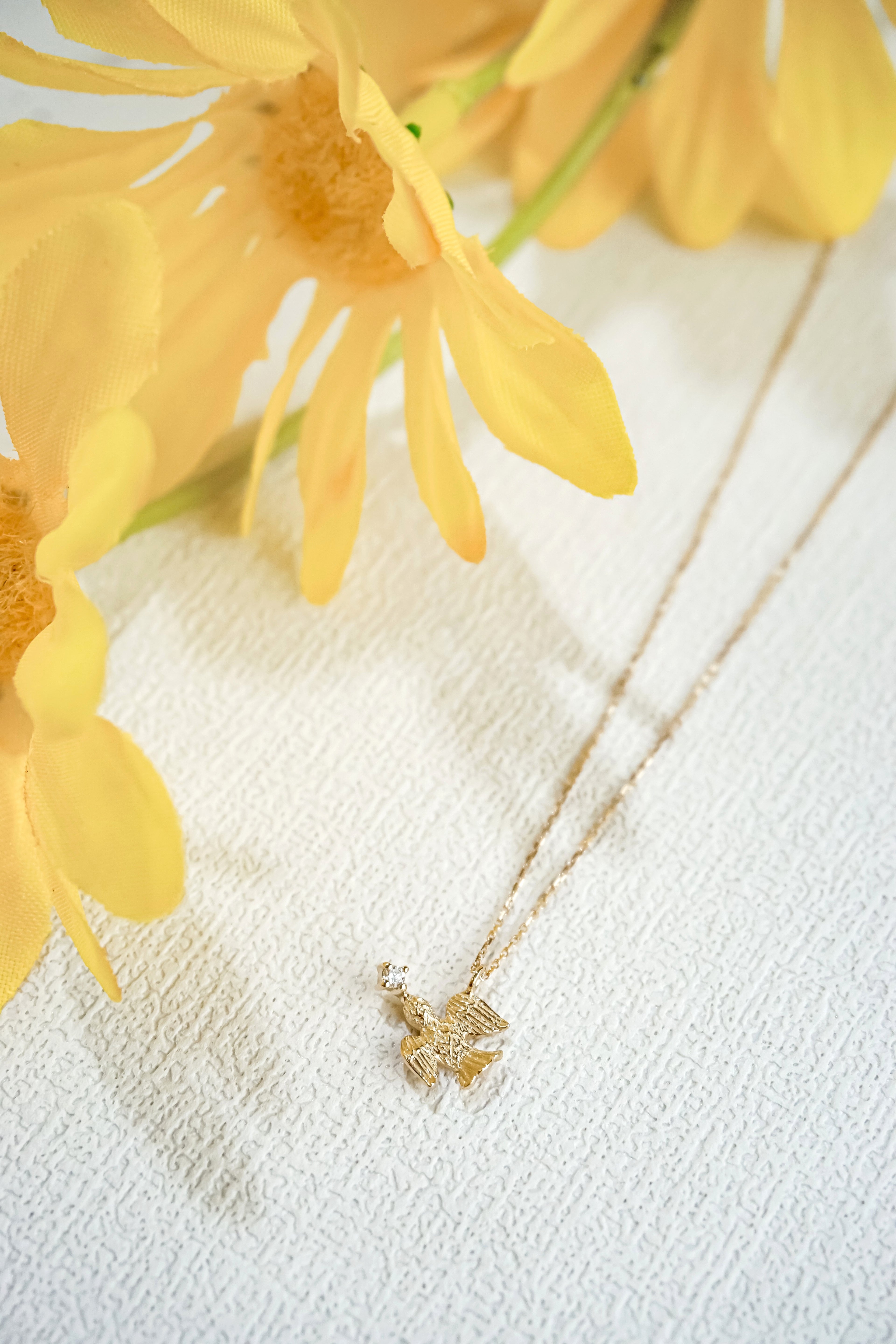 日系K金飛鳥吊墜鑽石項鍊頸鏈展示圖遠拍