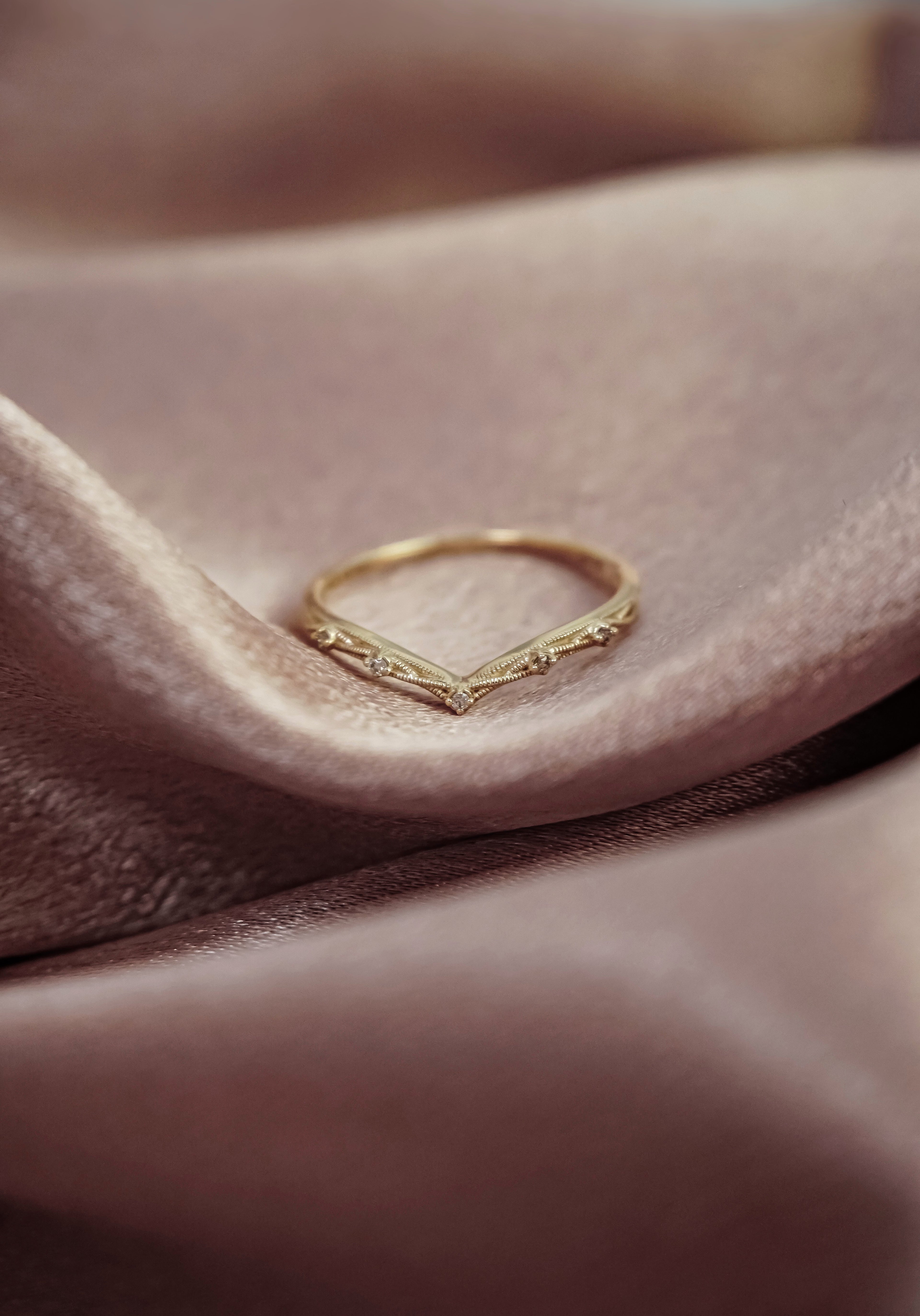 日本製10K金18K金V形鑽石戒指線戒正面近拍