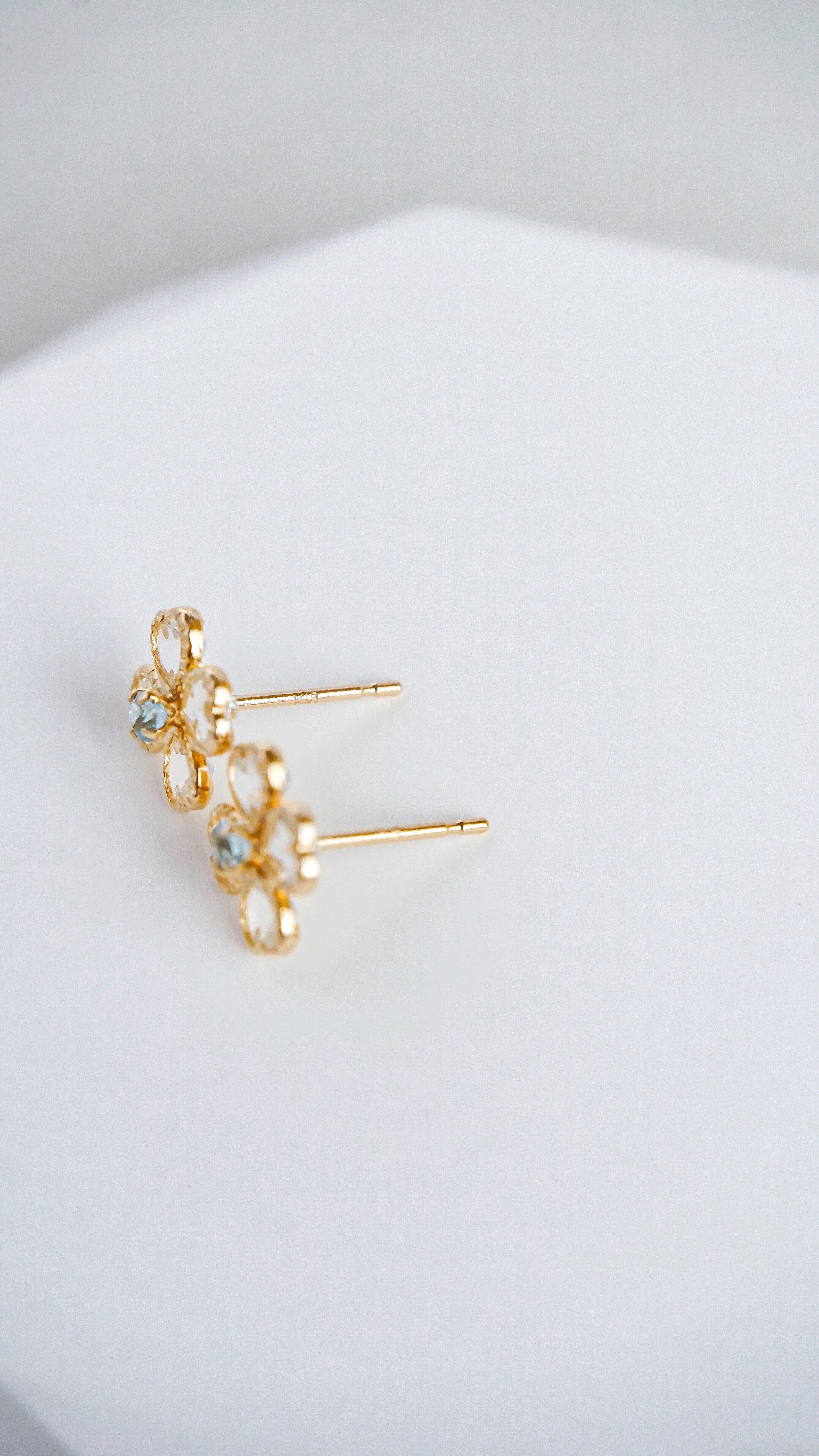 18K金海藍寶藍托帕石四葉草耳環側拍