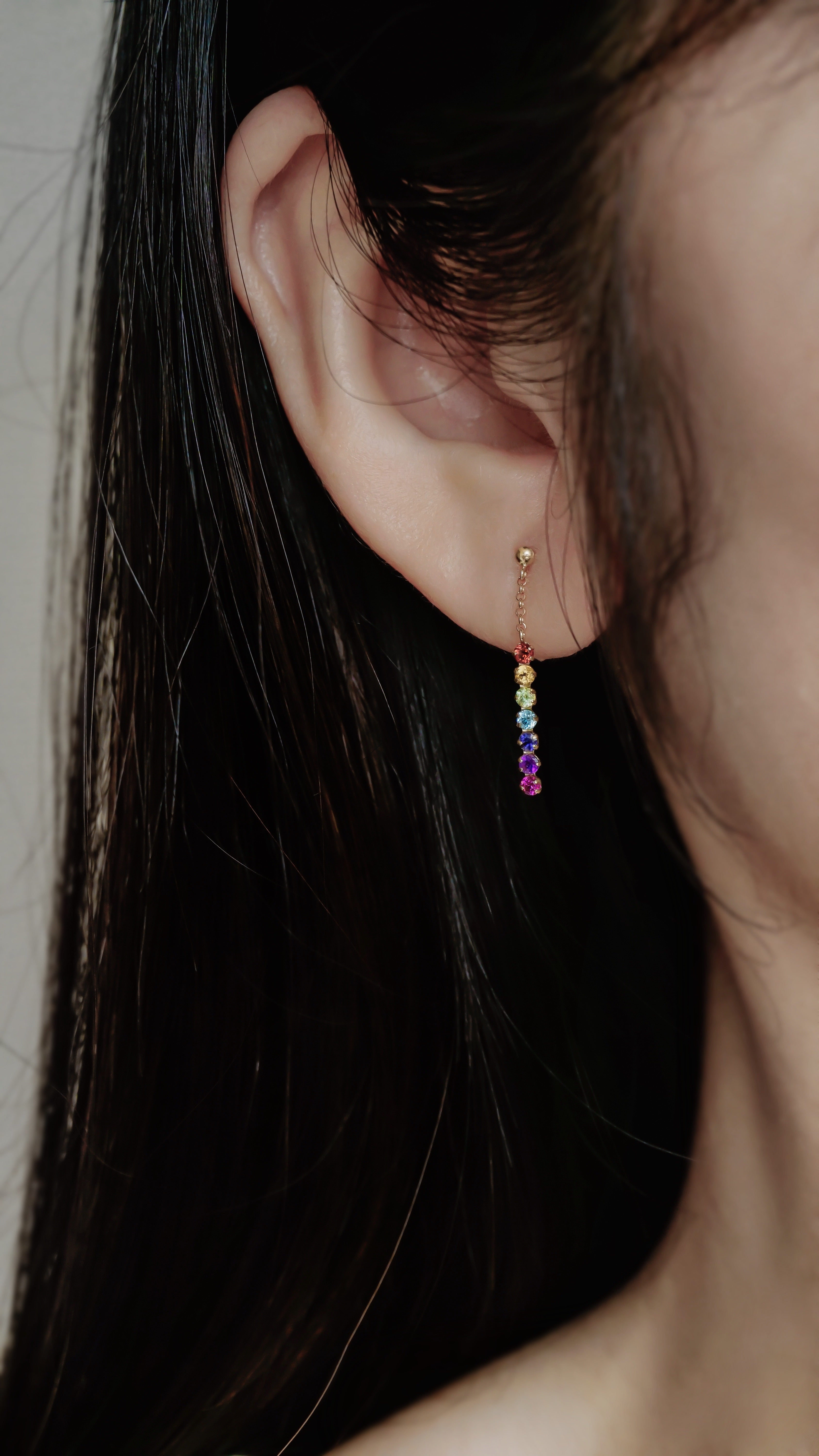 10k金七彩半貴石彩寶耳環佩戴照