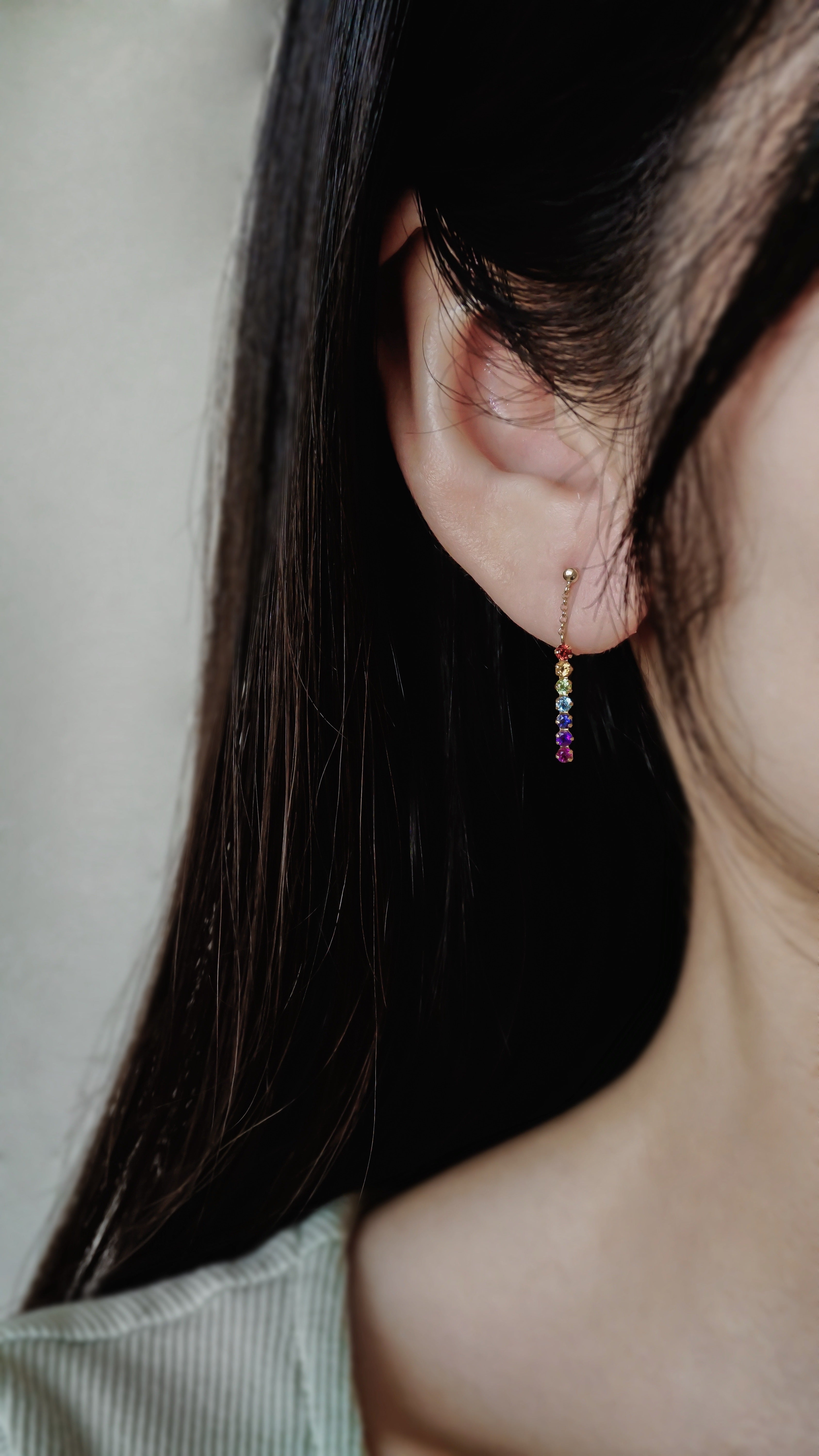 10k金七彩半貴石彩寶耳環佩戴照遠拍