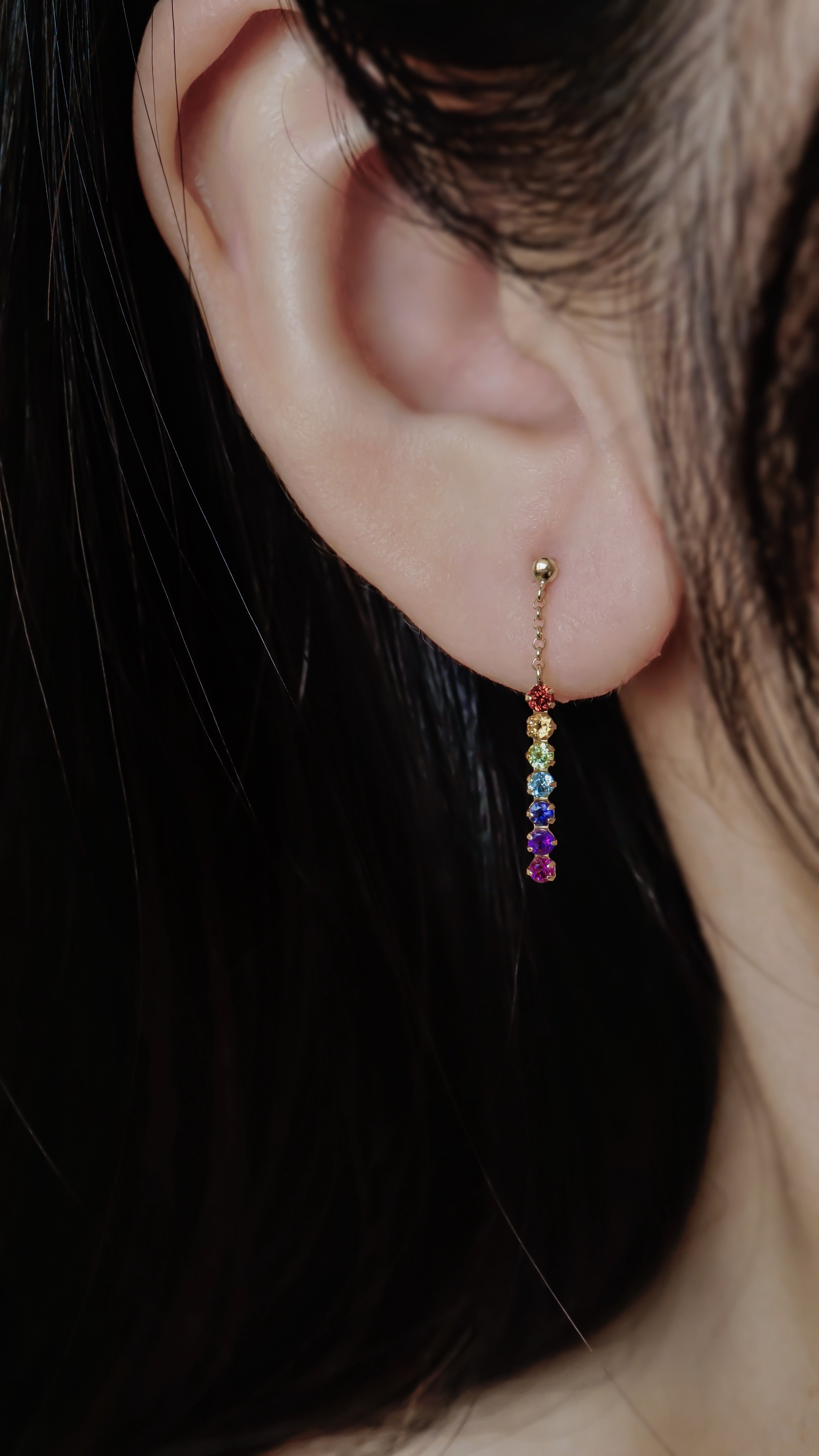 10k金七彩半貴石彩寶耳環佩戴照近拍