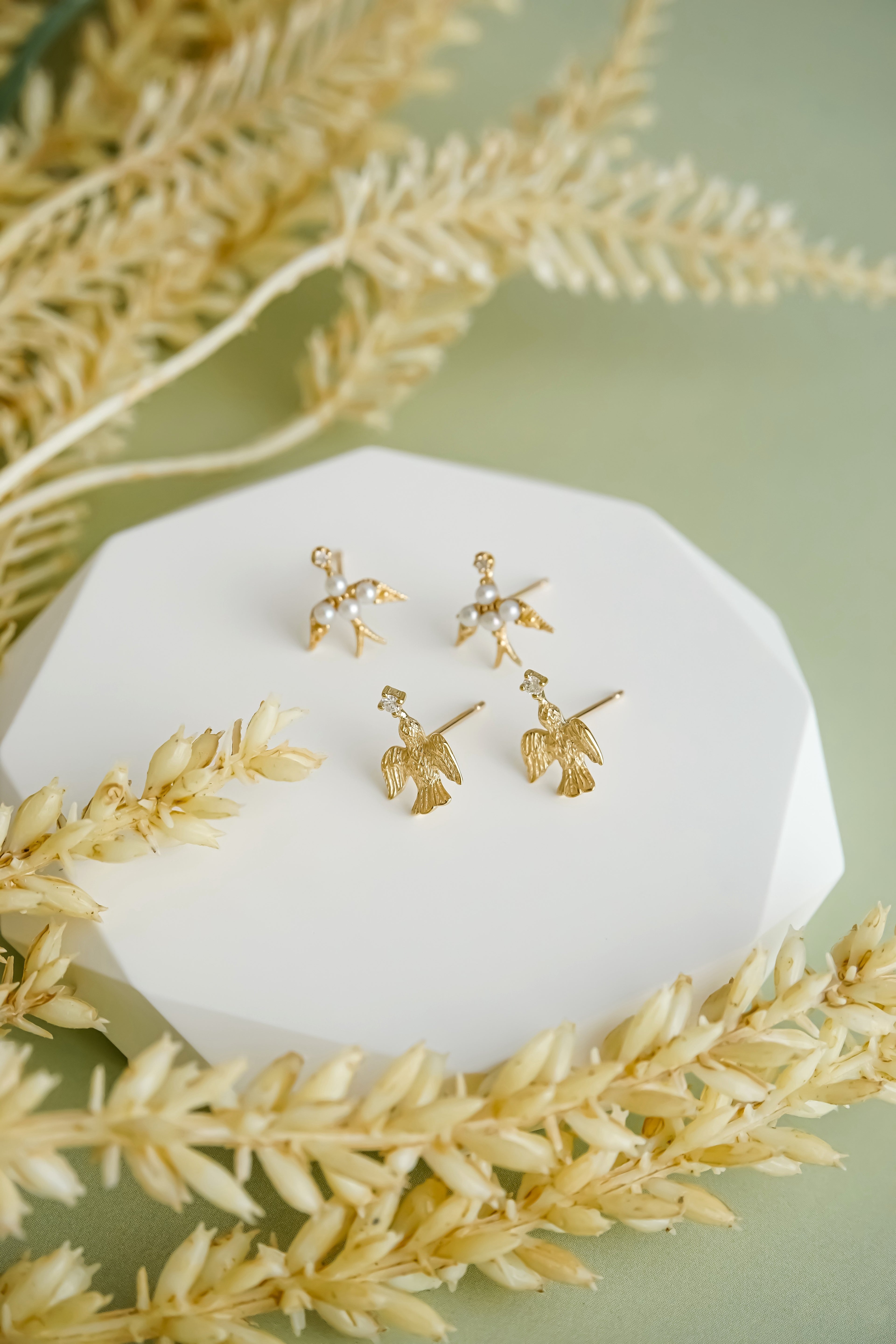 日系K金小鳥燕子造型珍珠鑽石耳環耳釘遠拍展示圖