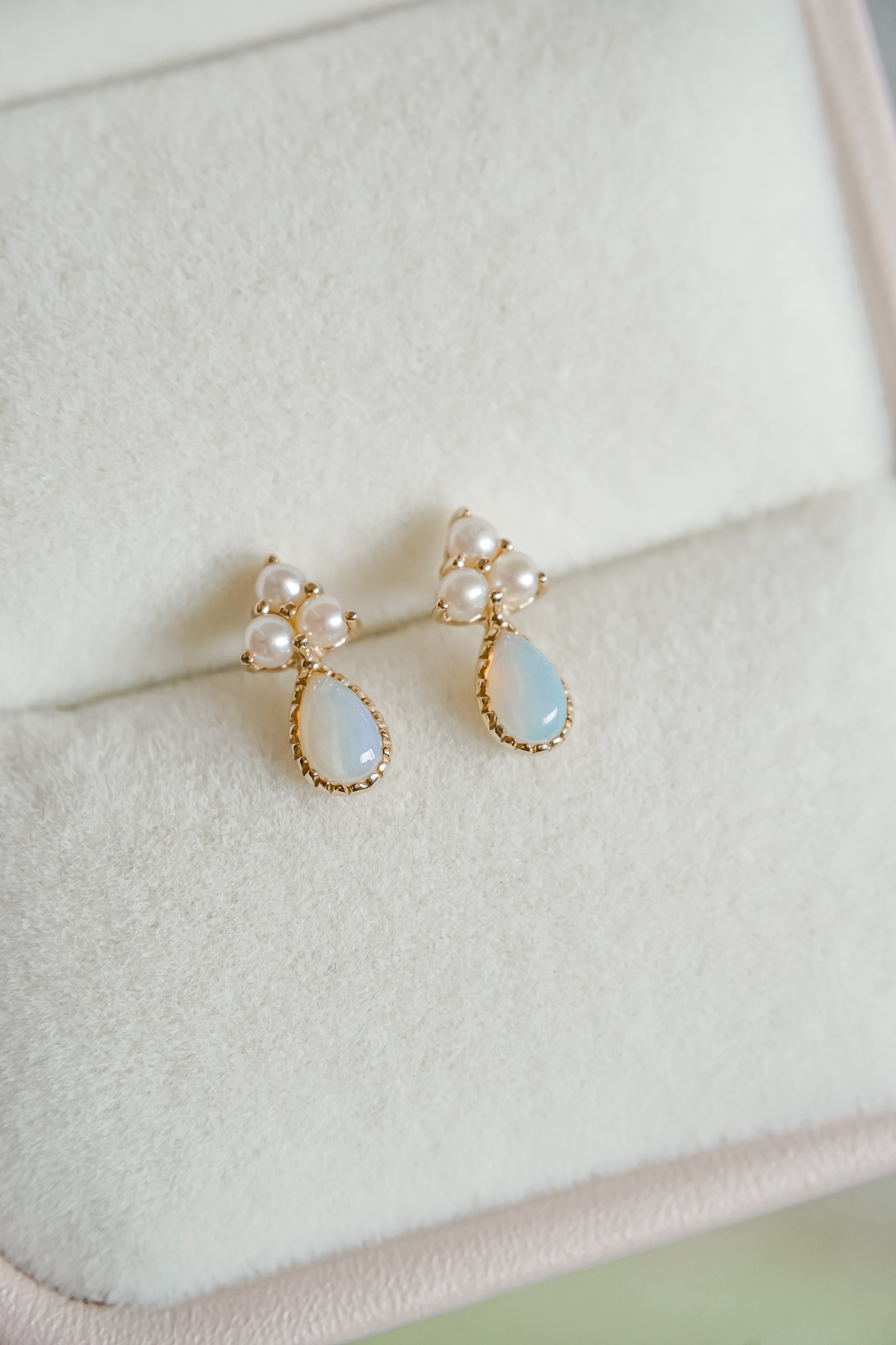 日系K金珍珠蛋白石水滴造型垂墜耳環正面近拍展示圖