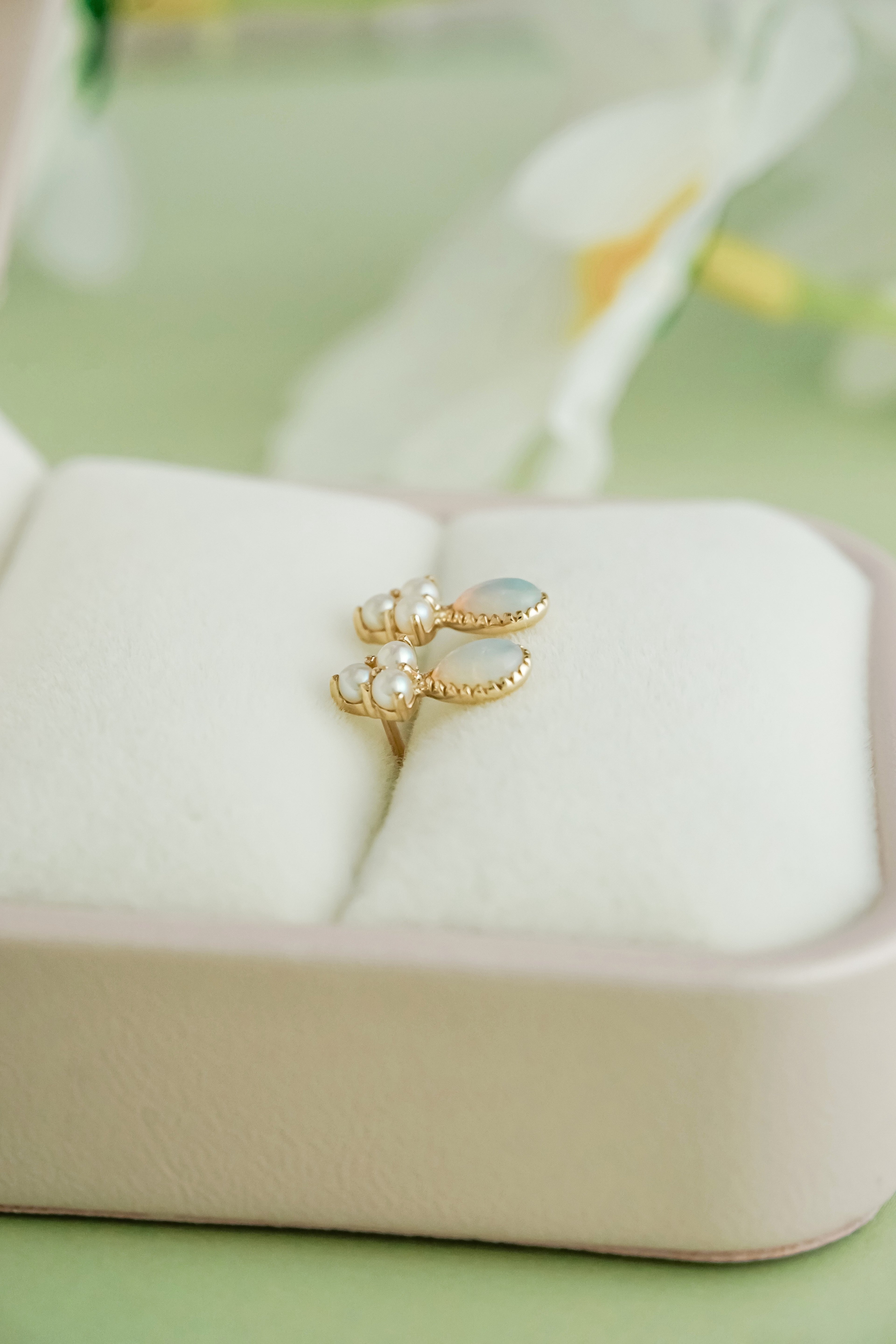 日系K金珍珠蛋白石水滴造型垂墜耳環側面近拍展示圖