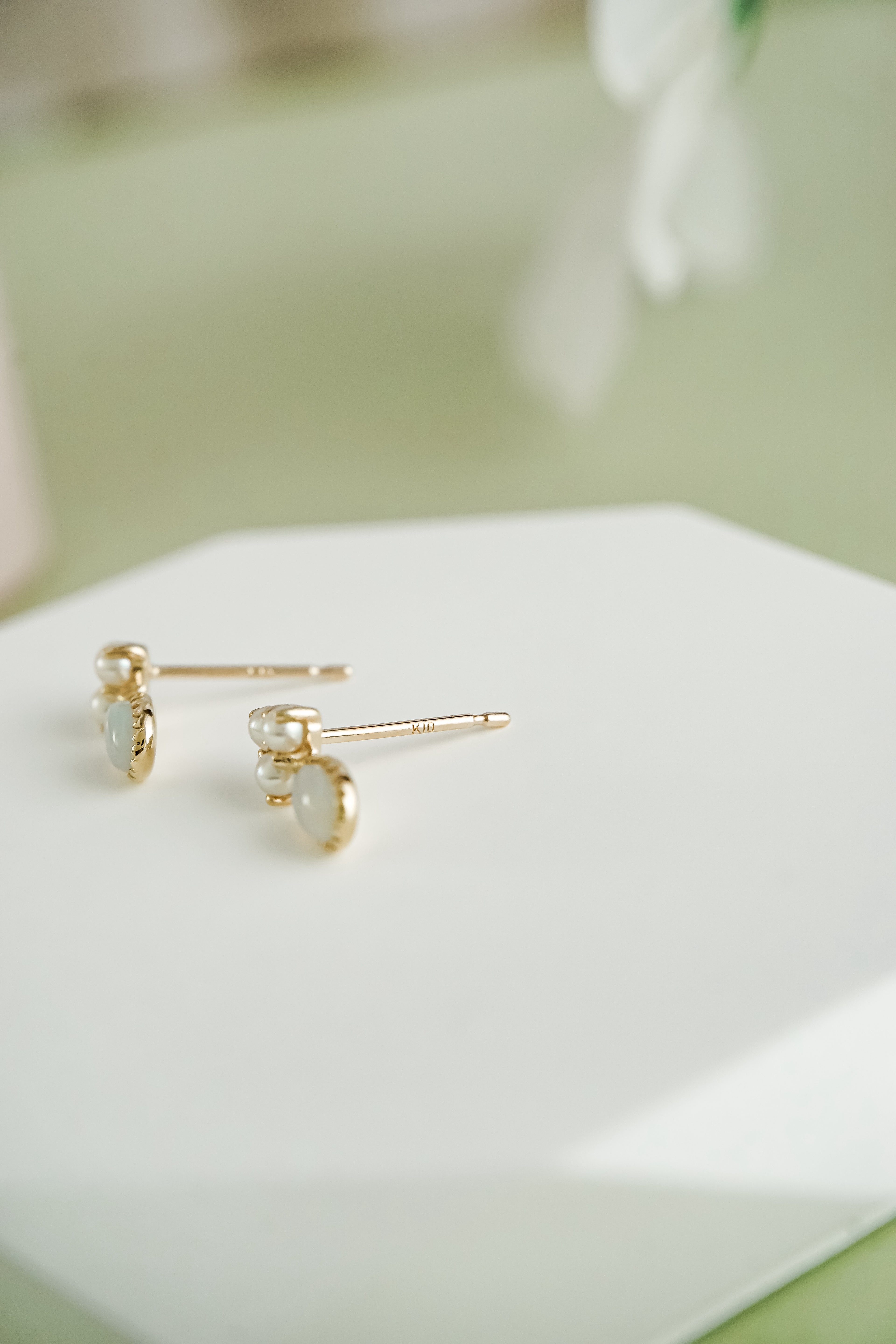 日系K金珍珠蛋白石水滴造型垂墜耳環側面近拍展示圖