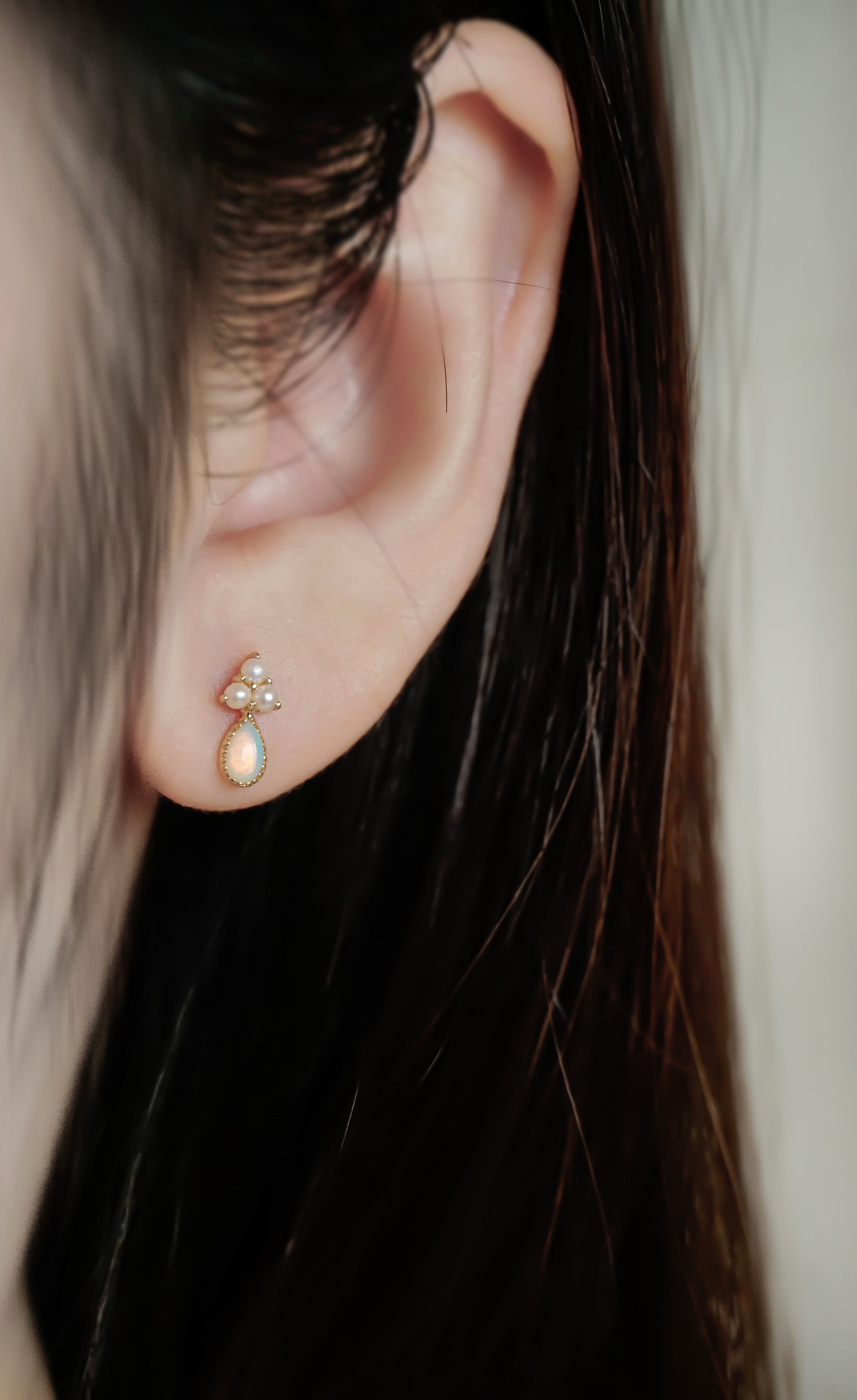 日系K金珍珠蛋白石水滴造型垂墜耳環真人佩戴近拍效果圖