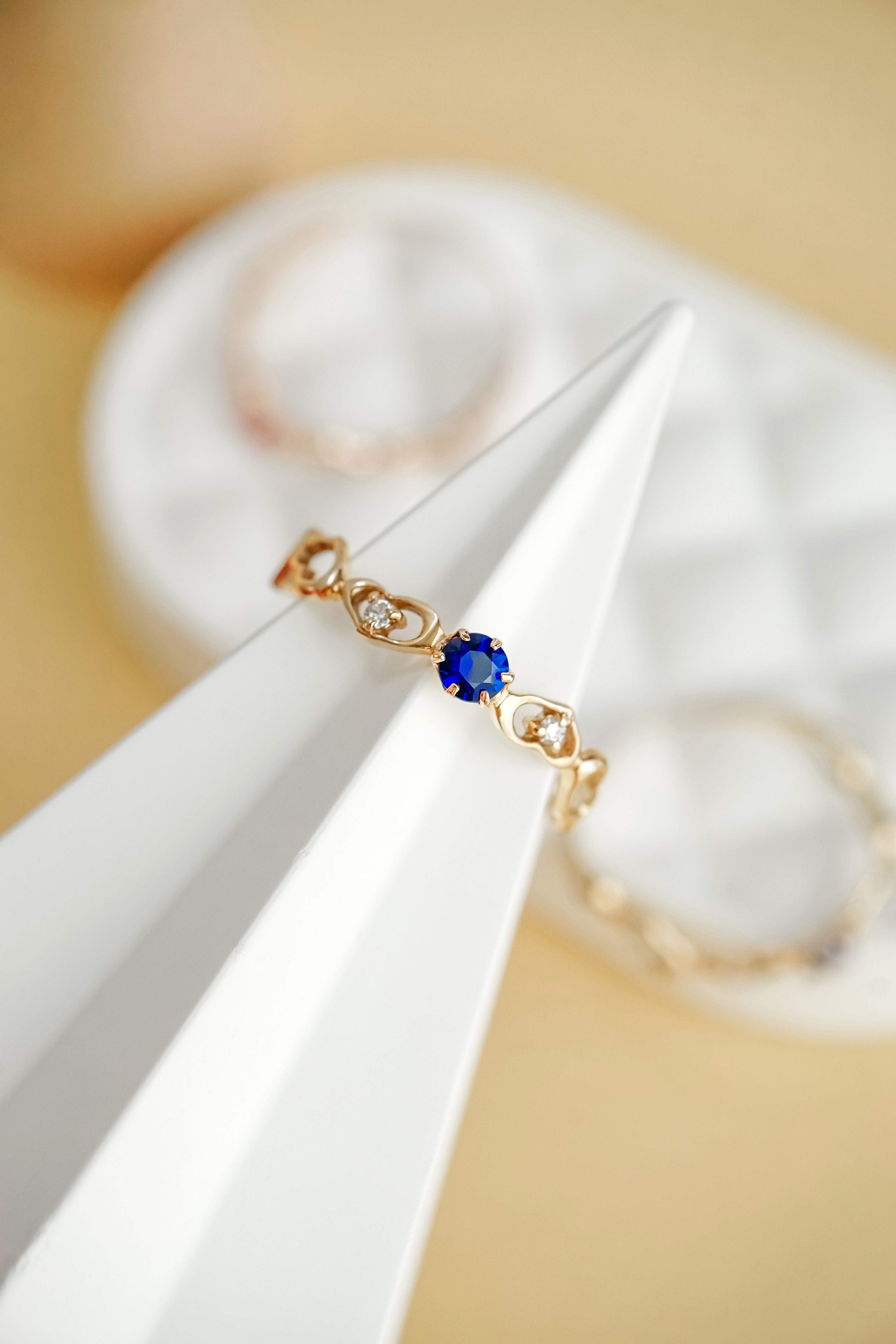 日系10K金彩寶藍寶戒指近拍