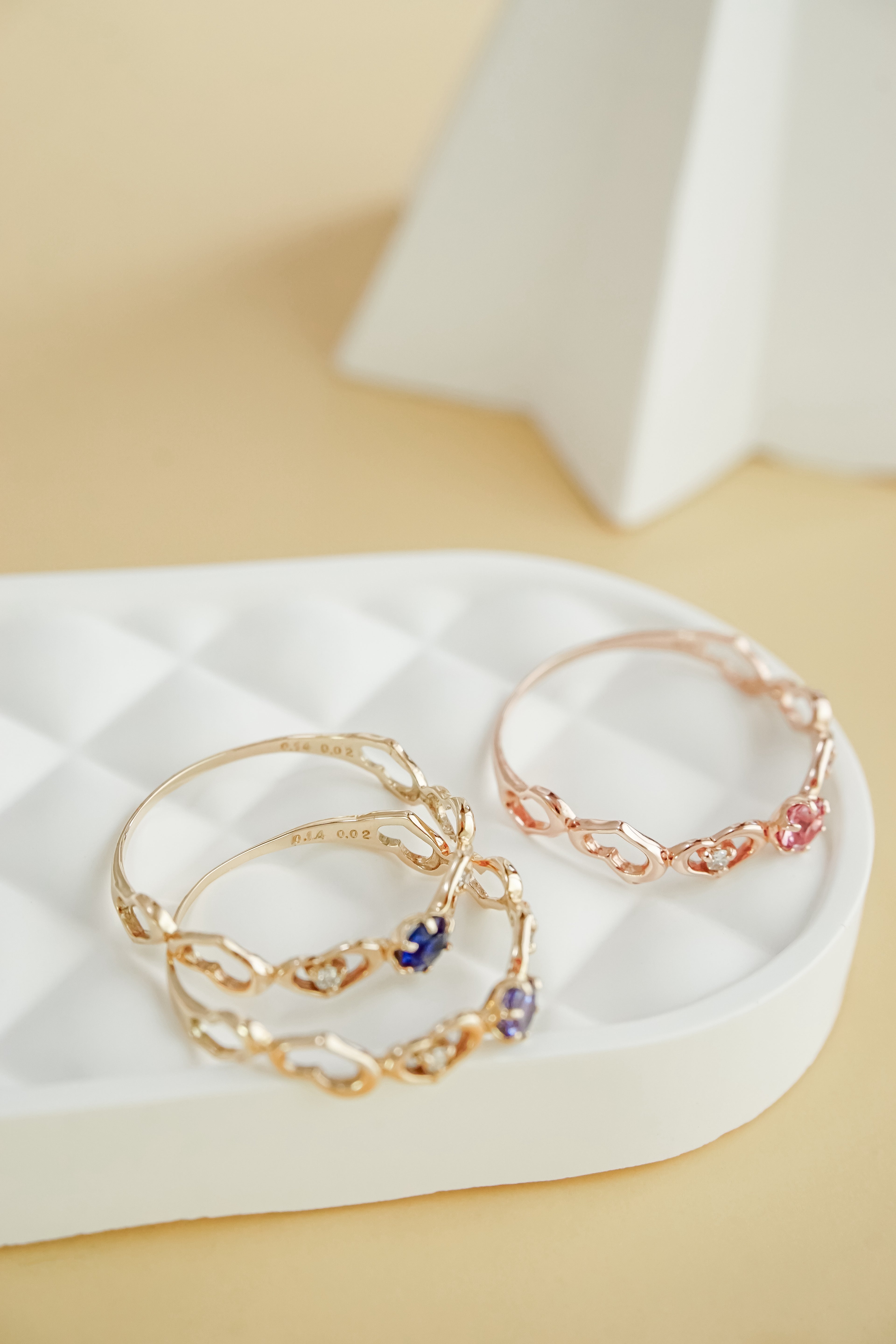 日系10K金彩寶藍寶石粉碧璽坦桑石戒指側面近拍