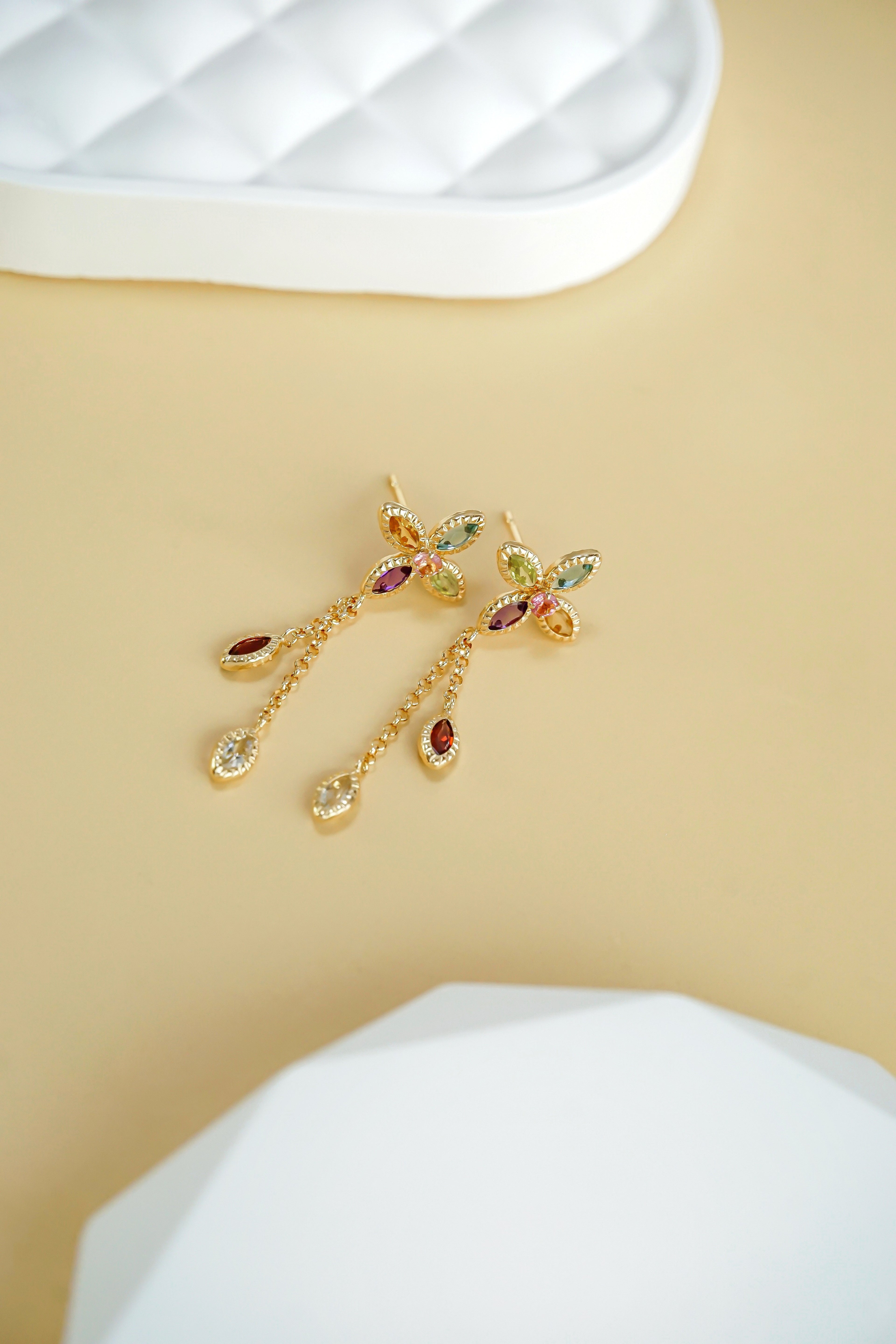 日系18K金彩寶花朵垂墜耳環側放展示圖