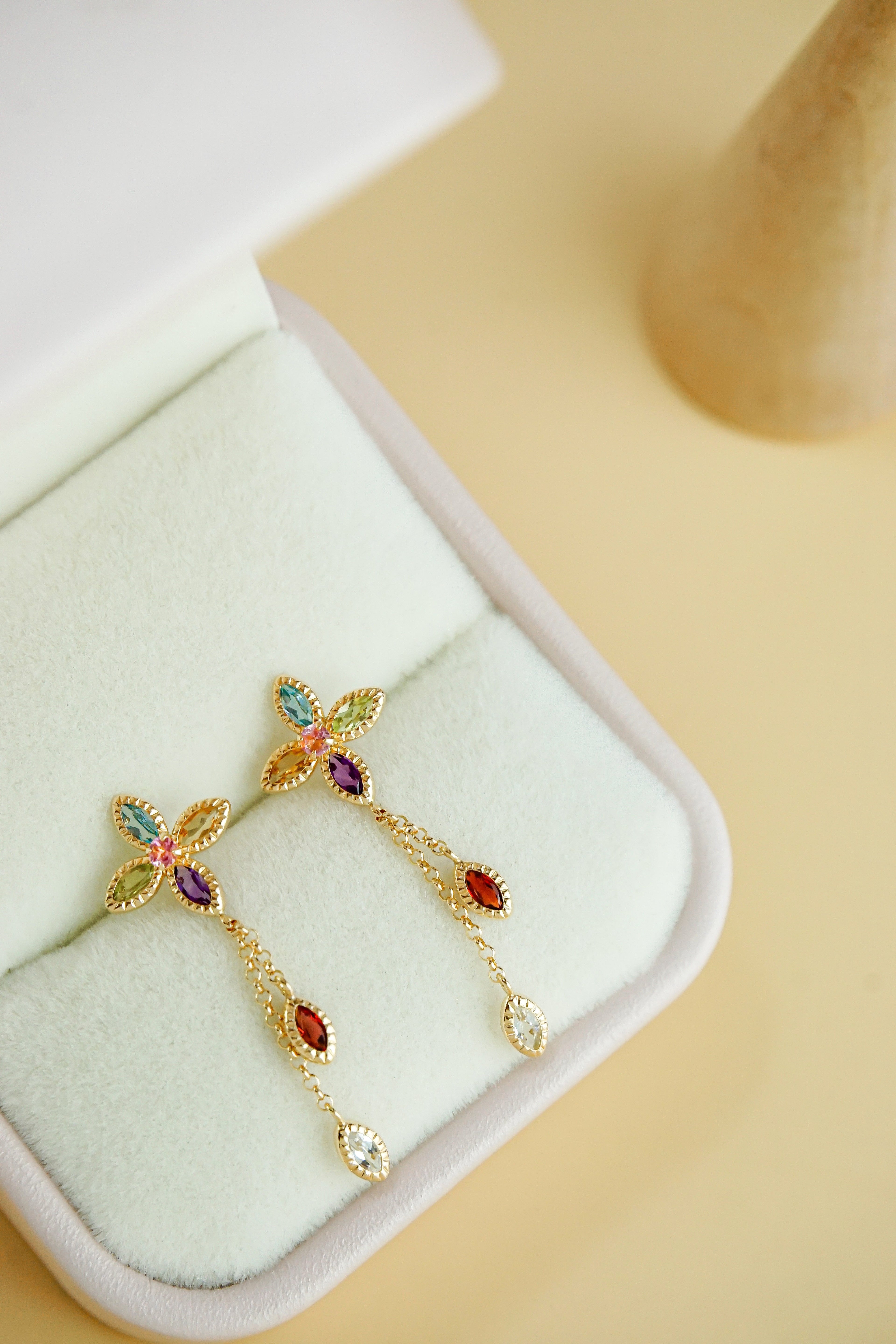 日系18K金彩寶花朵垂墜耳環正面平放展示圖