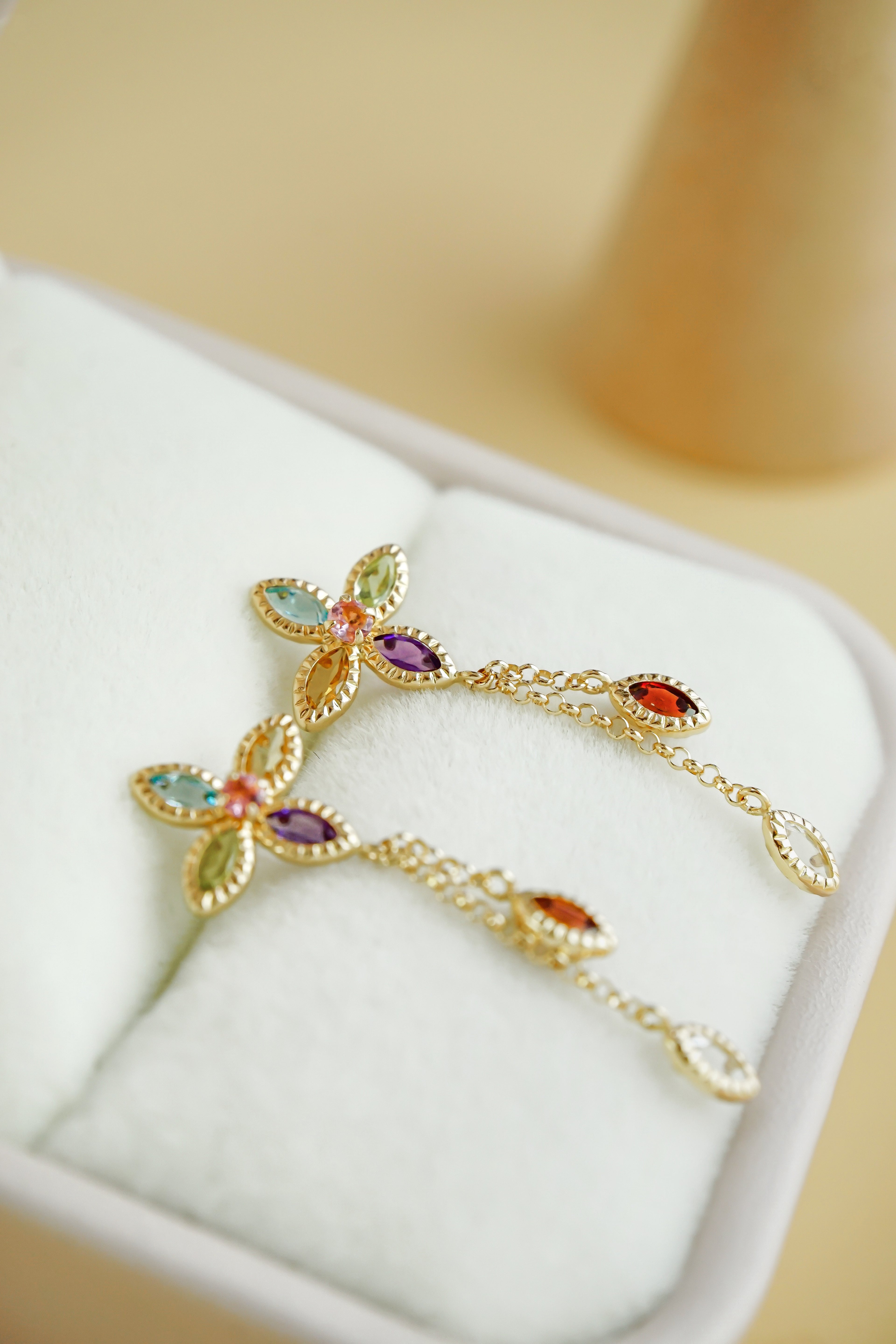 日系18K金彩寶花朵垂墜耳環平放側拍展示圖