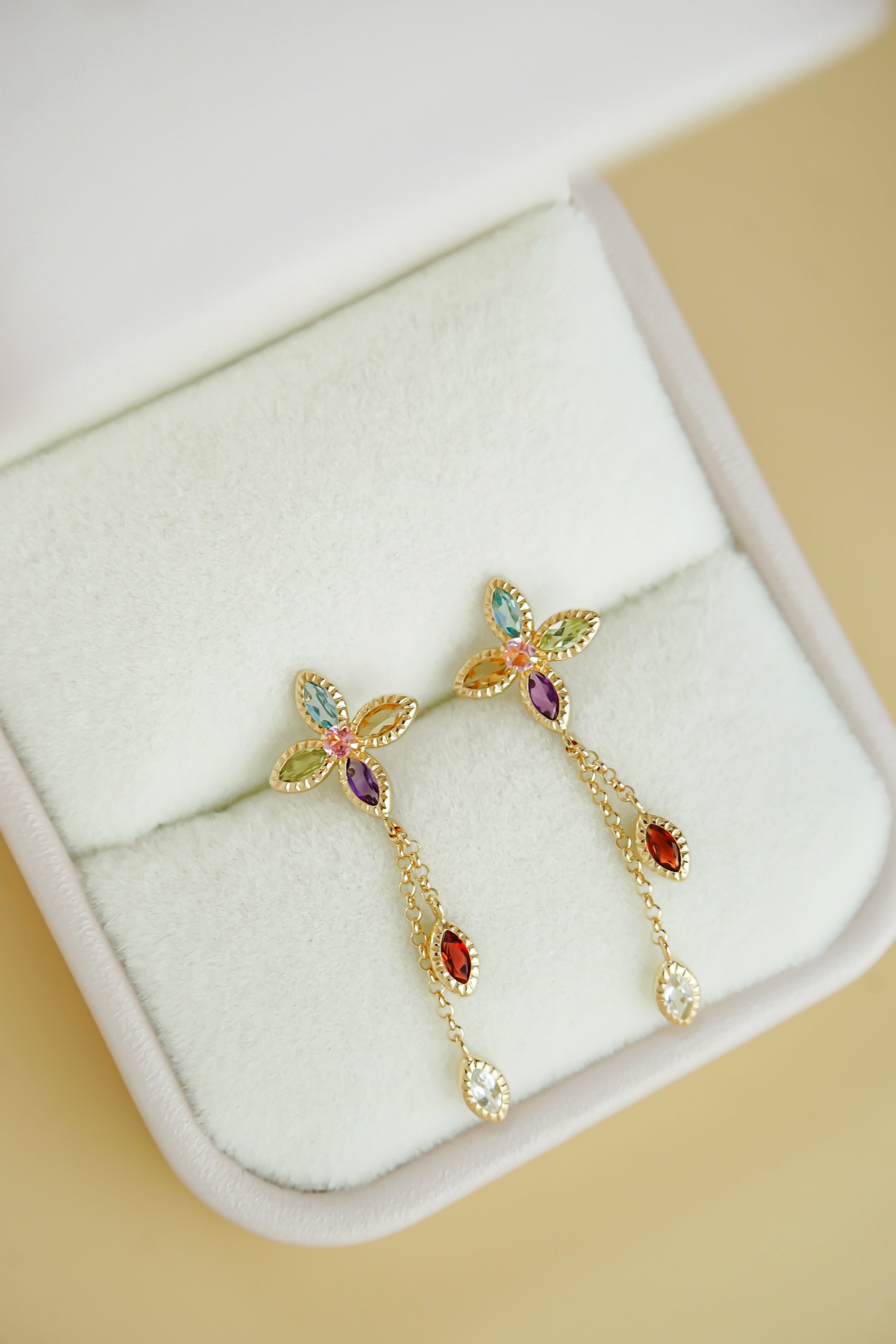 日系18K金彩寶花朵垂墜耳環正面平放近拍展示圖