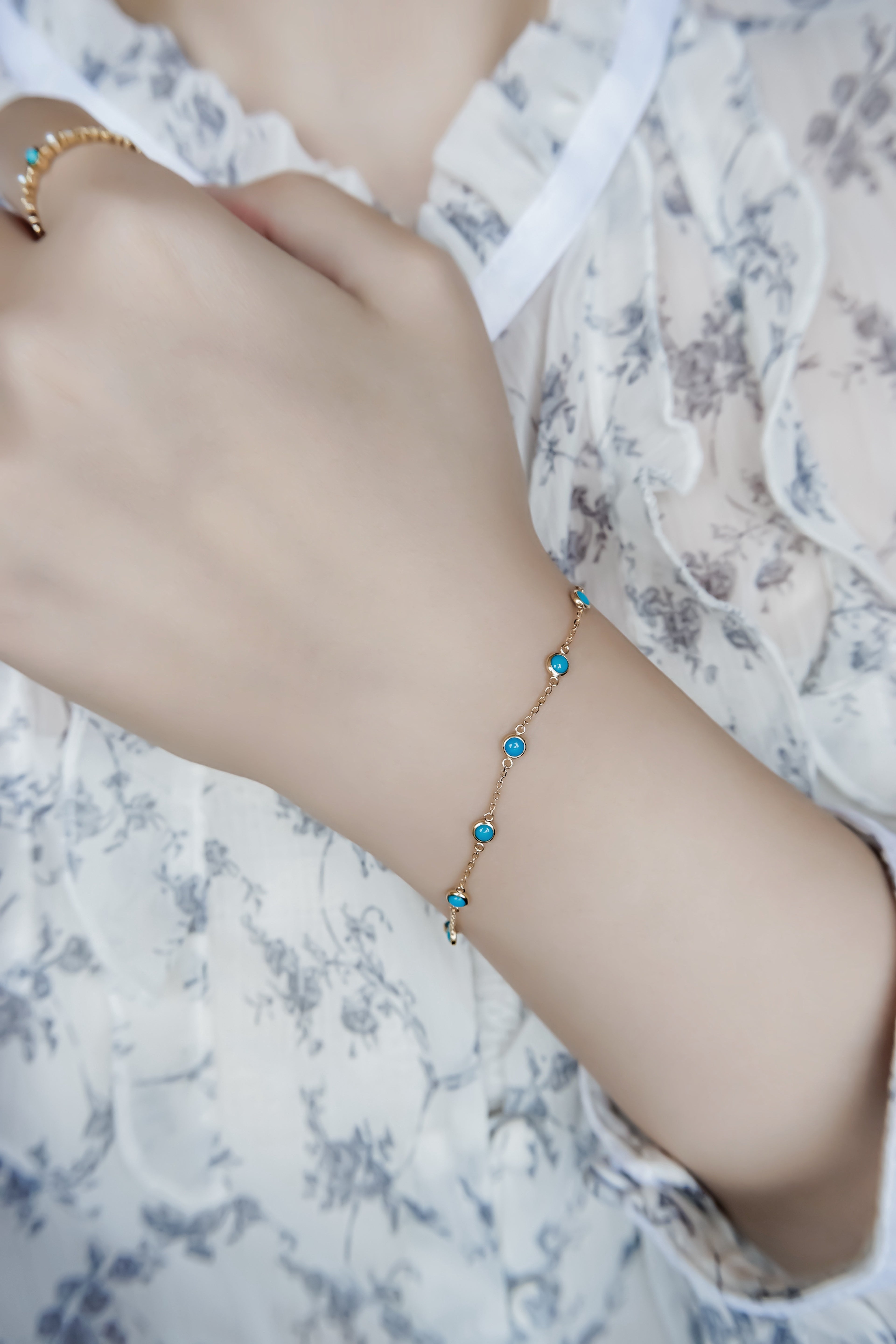 日系10K金綠松石手鍊真人佩戴效果圖遠拍