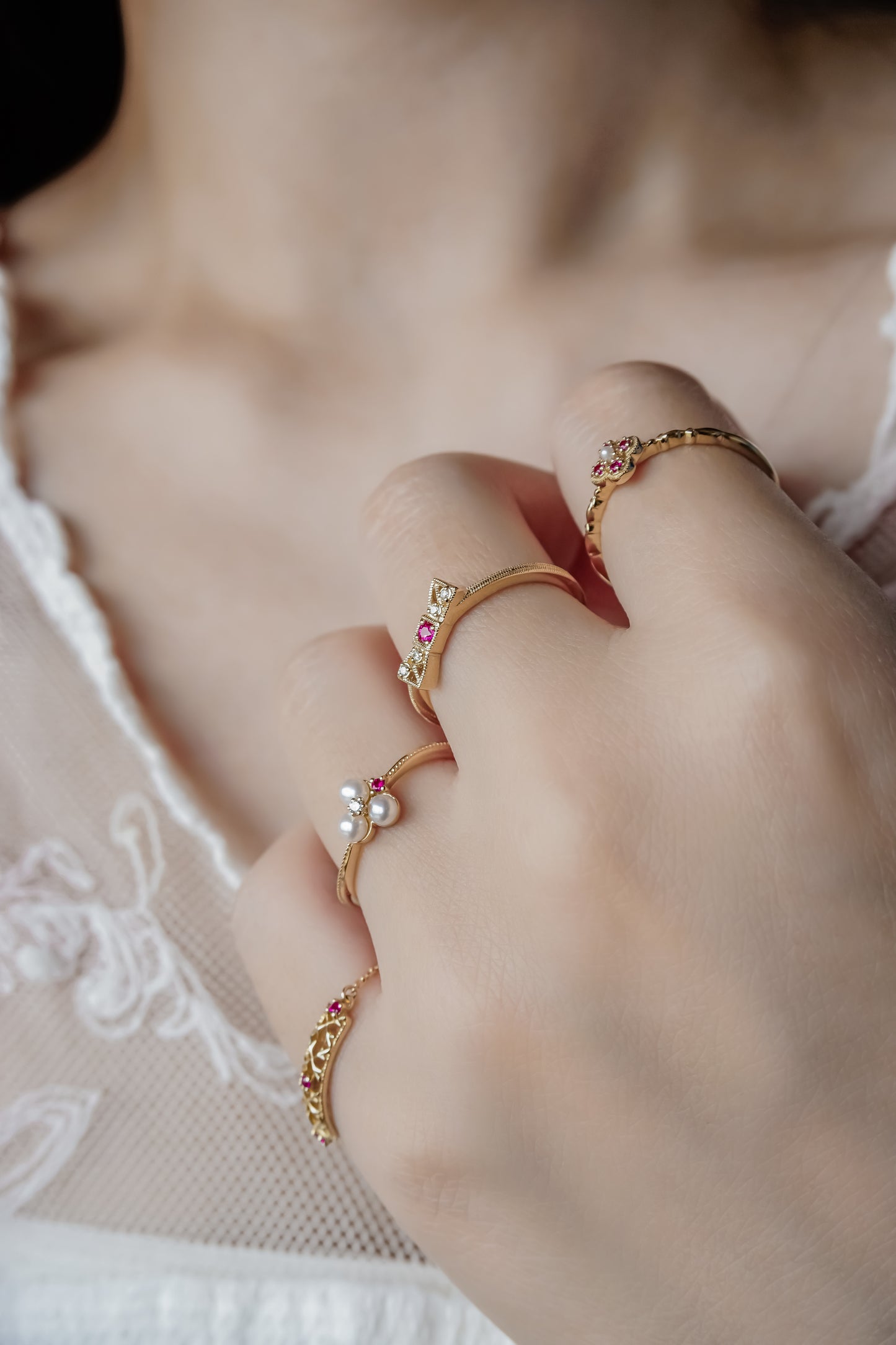 四款日本製10K金18K金蝴蝶結紅寶石鑽石四葉珍珠戒指鍊戒真人佩戴效果圖